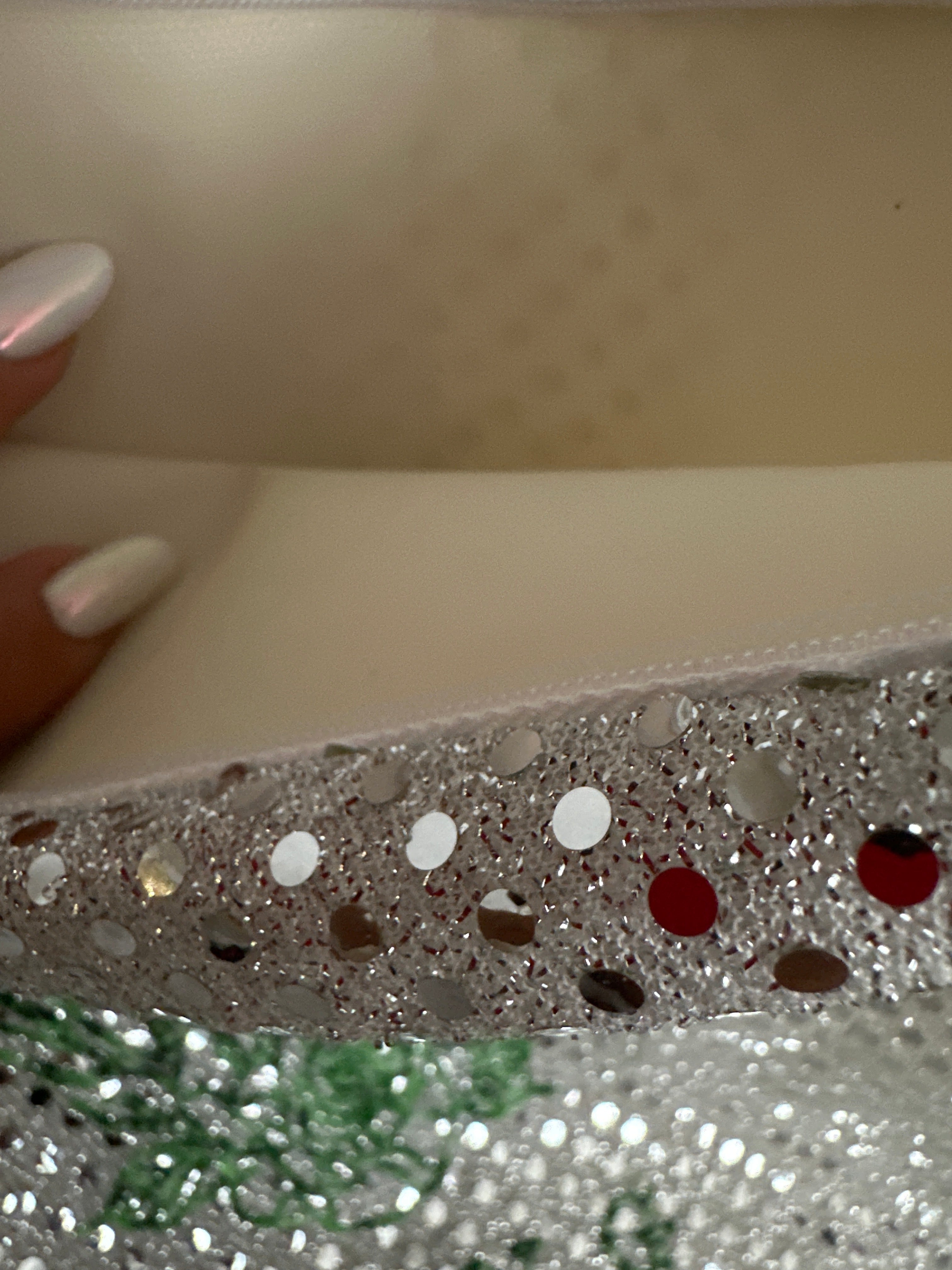 Pochette XL paillettes rondes  Argent sa doublure Blanche  et son logo Vert