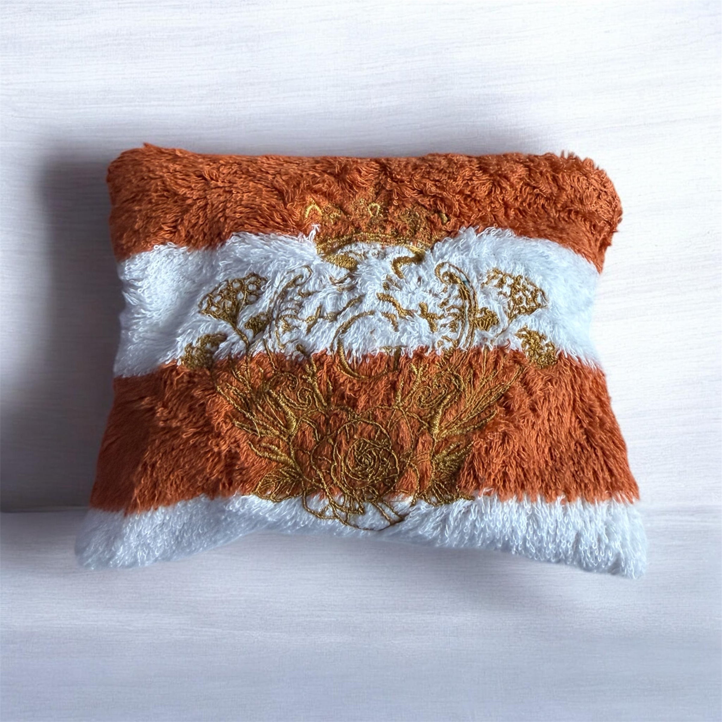 Pochette S en éponge rayé terracotta(blanc et orange) intérieur en cretonne et son logo Doré