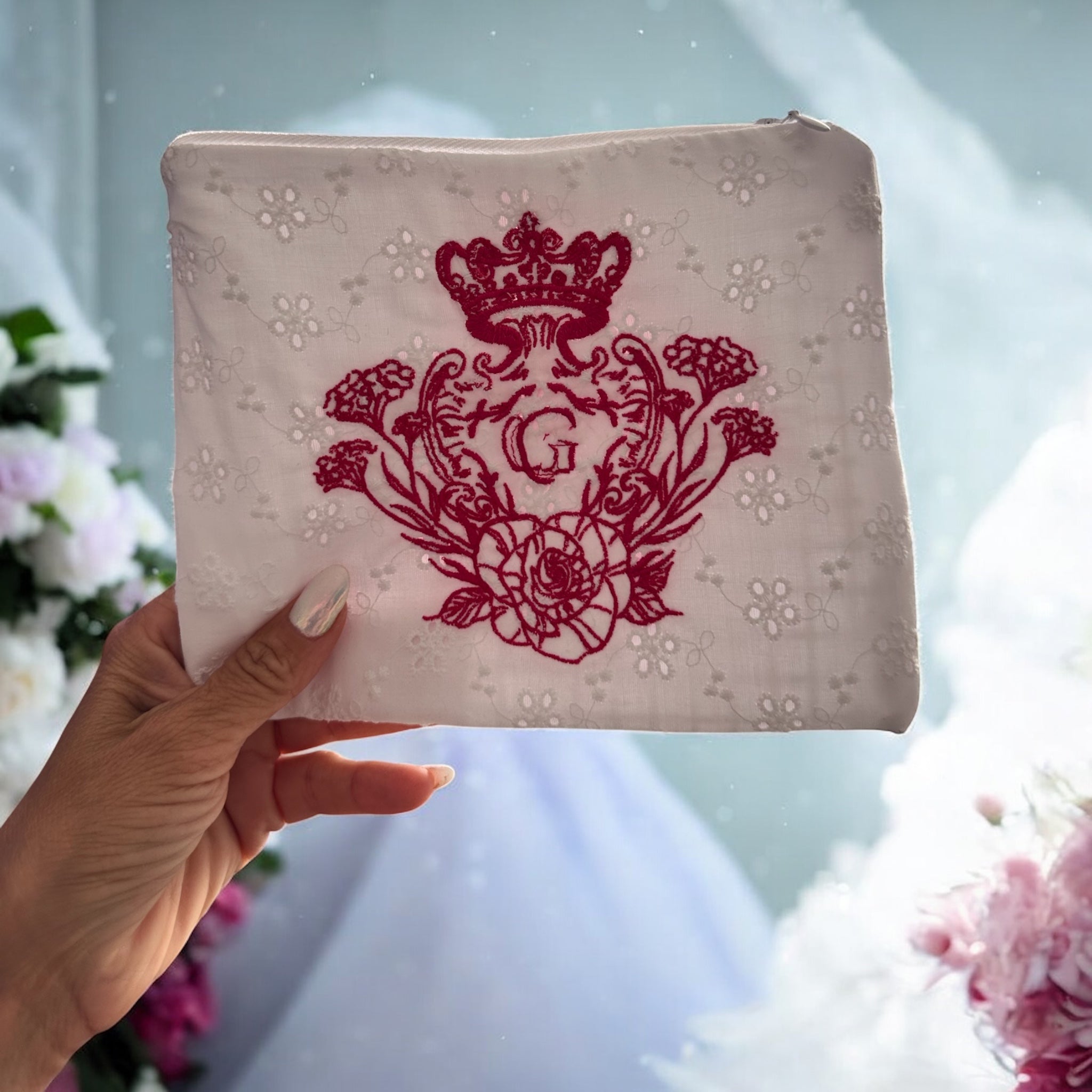 Pochette S broderie anglaise petites fleurs 👑 doublure transparente plastifiée blanche et son logo rose