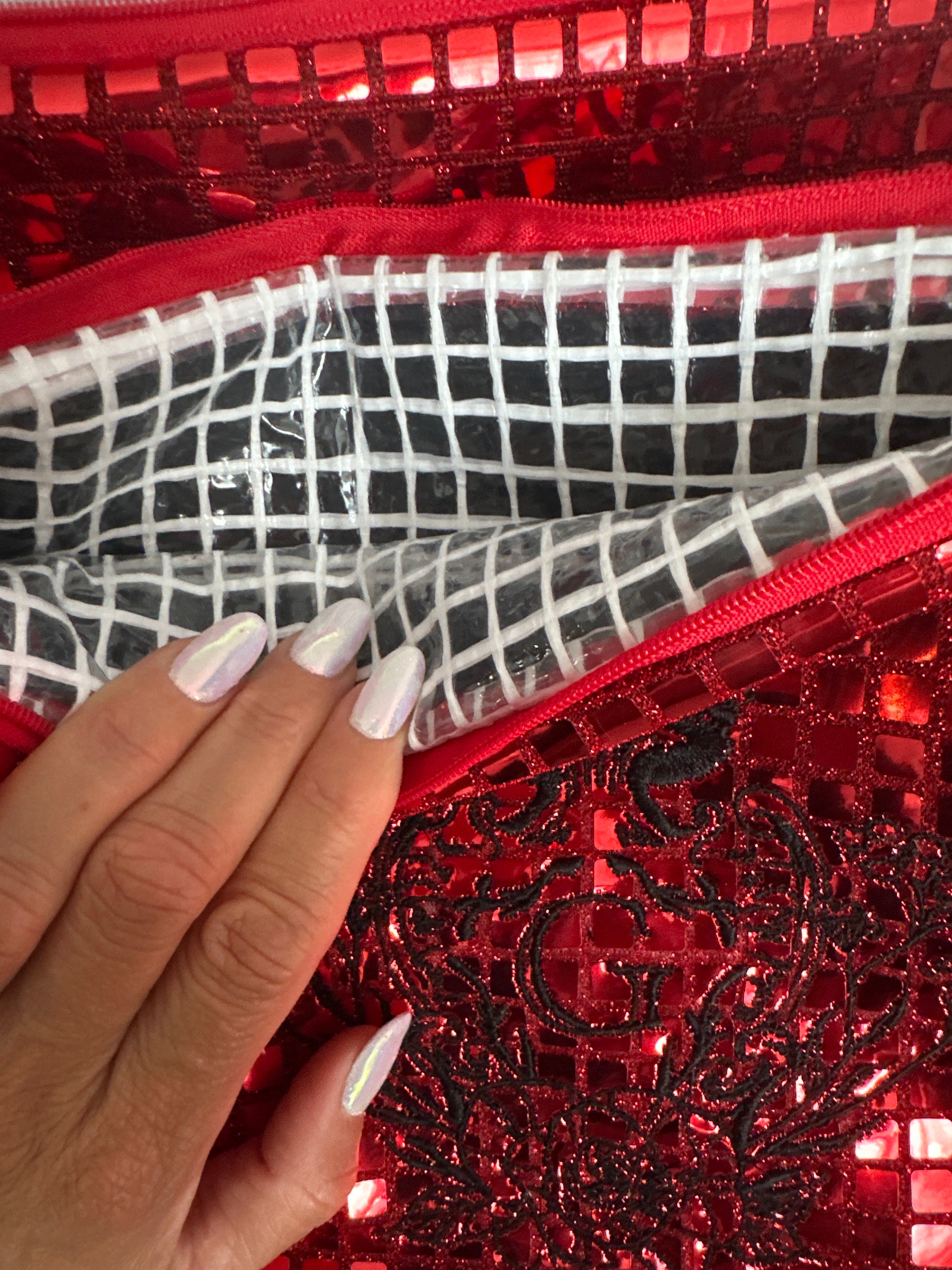 Pochette XL paillettes carrées Rouge sa doublure blanche et son logo Noir