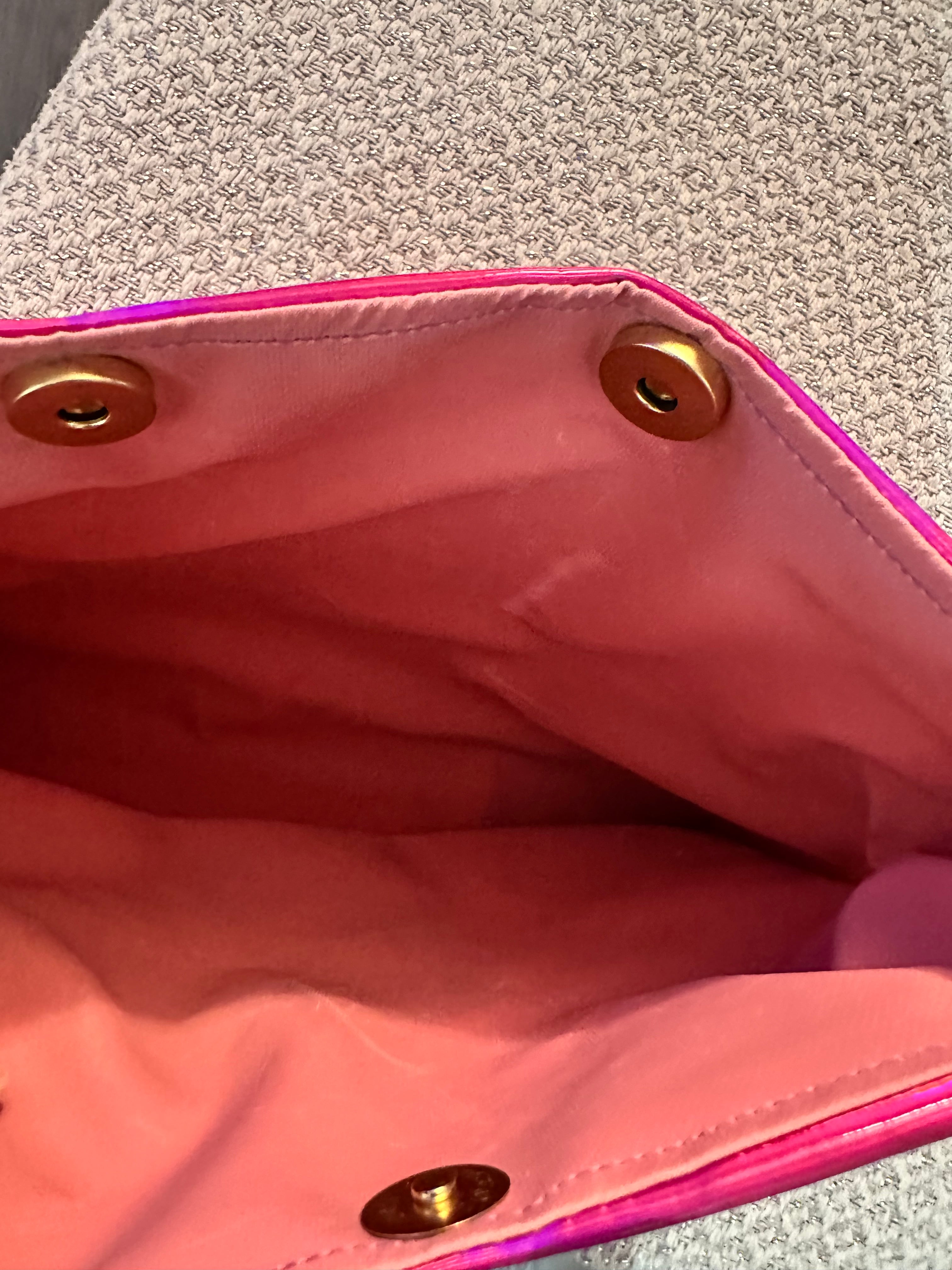 Pochette XL Fuschia en simili miroir avec sa doublure en cretonne deperlante Rose et son logo Doré (fermeture Aimant )