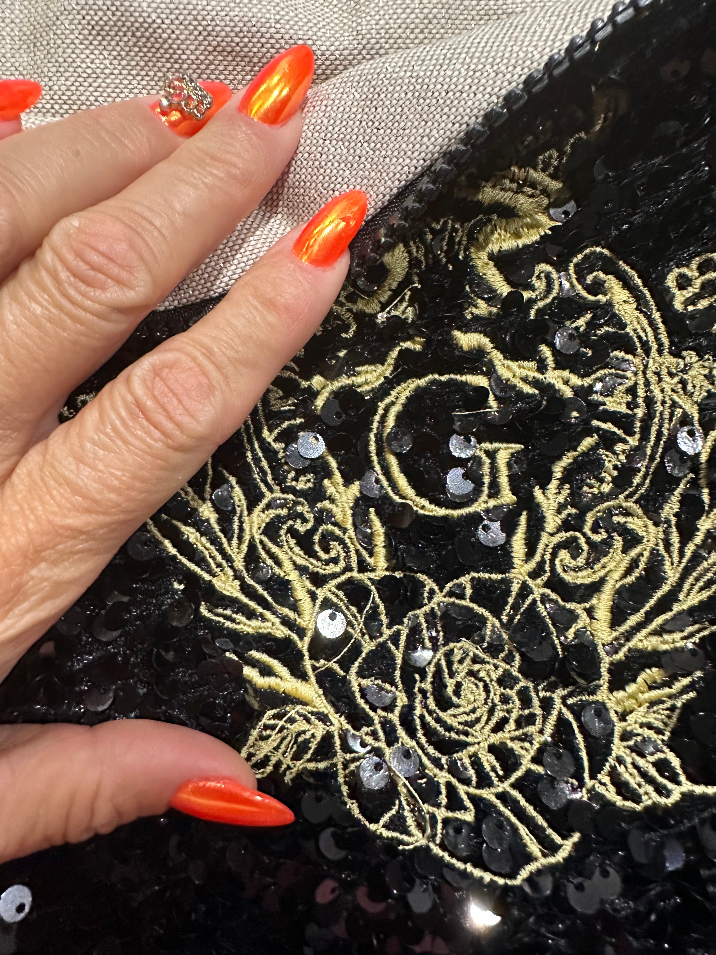 Pochette XL Noir avec sequins doublure en cretonne enduite dorée et son logo Doré