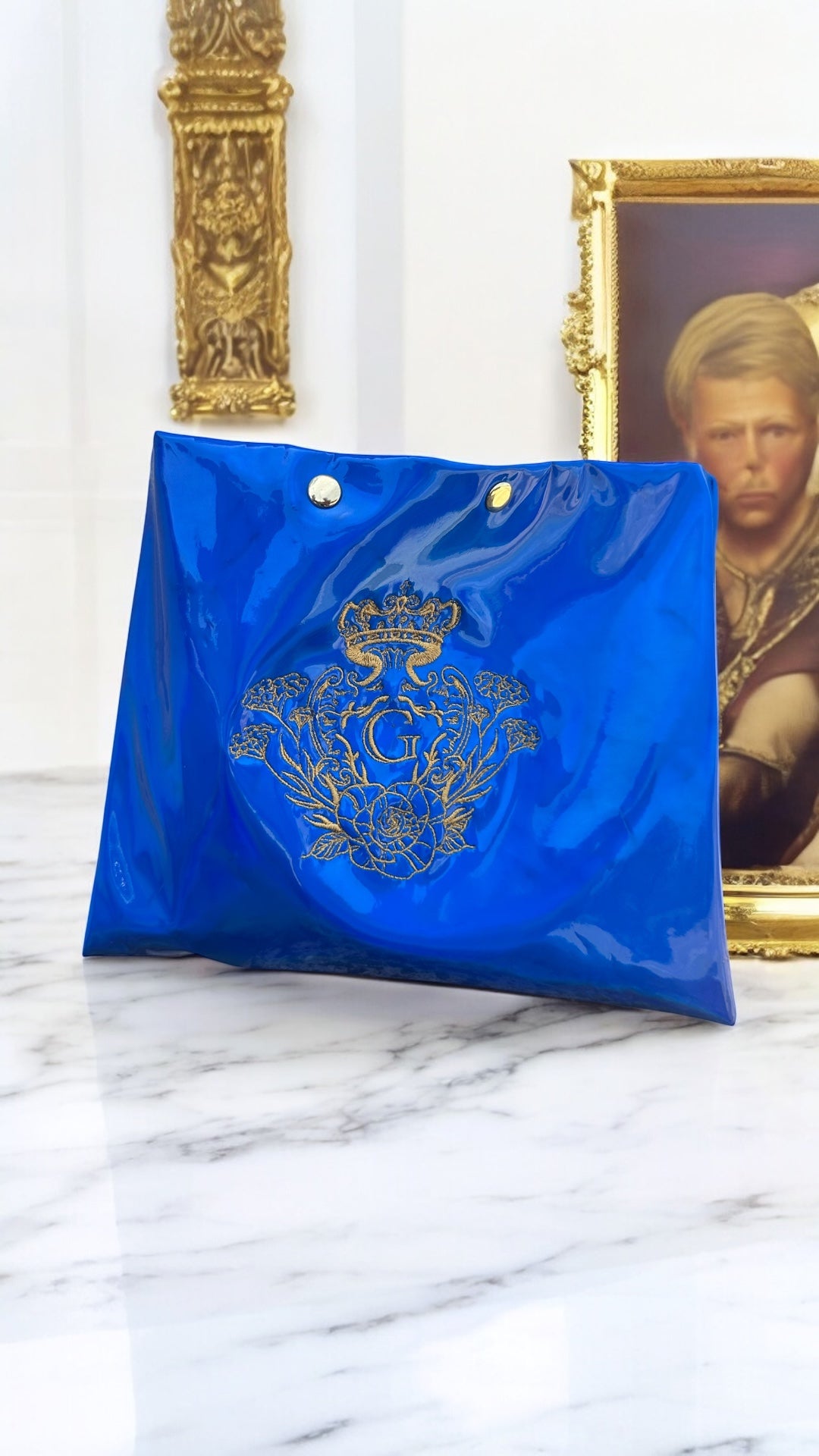 Pochette XL Bleu Électrique en simili miroir avec sa doublure plastifié Blanche et son logo Doré (fermeture aimant)