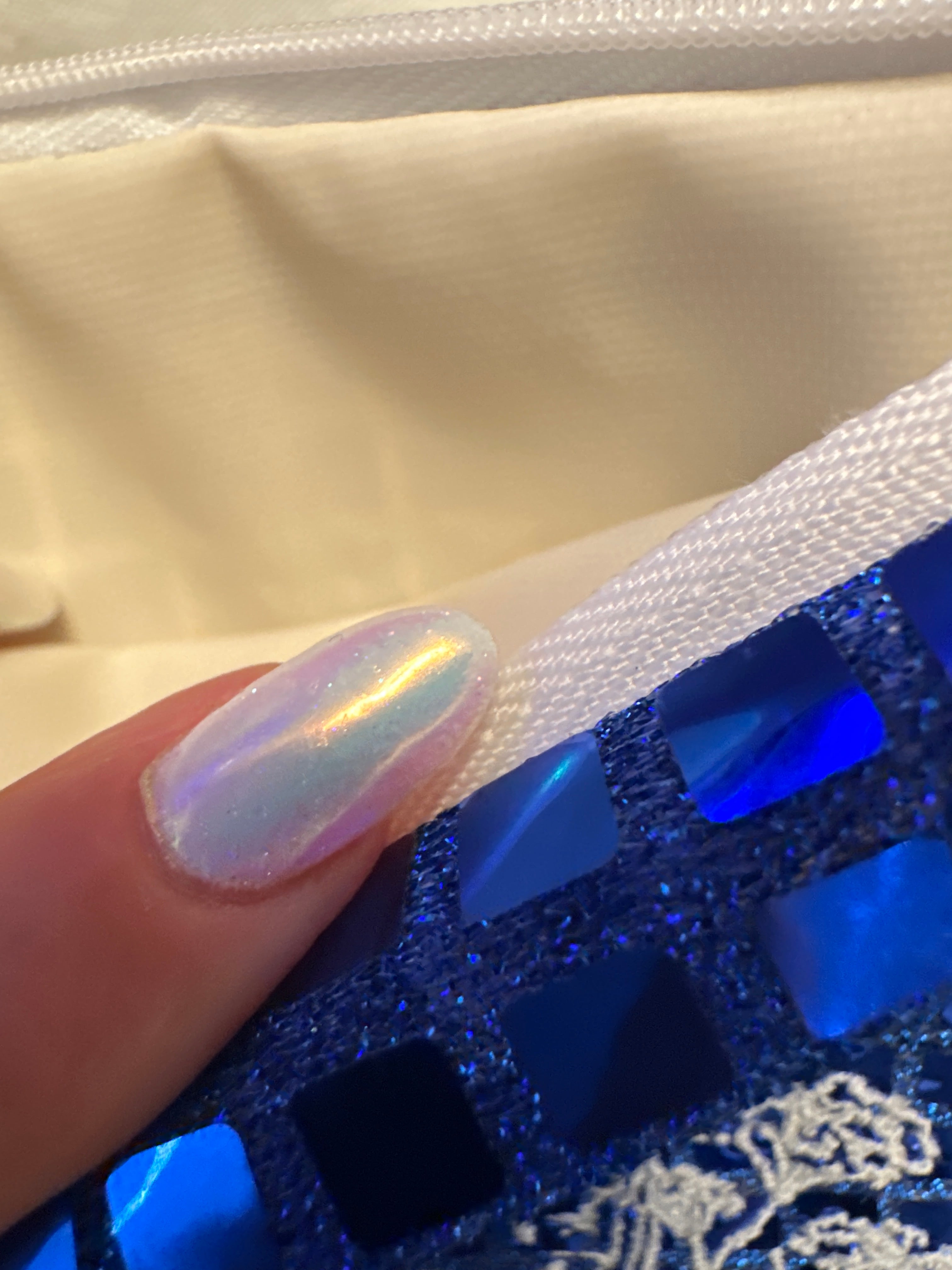 Pochette S paillettes carrées Bleu électrique sa doublure blanche et son logo Blanc