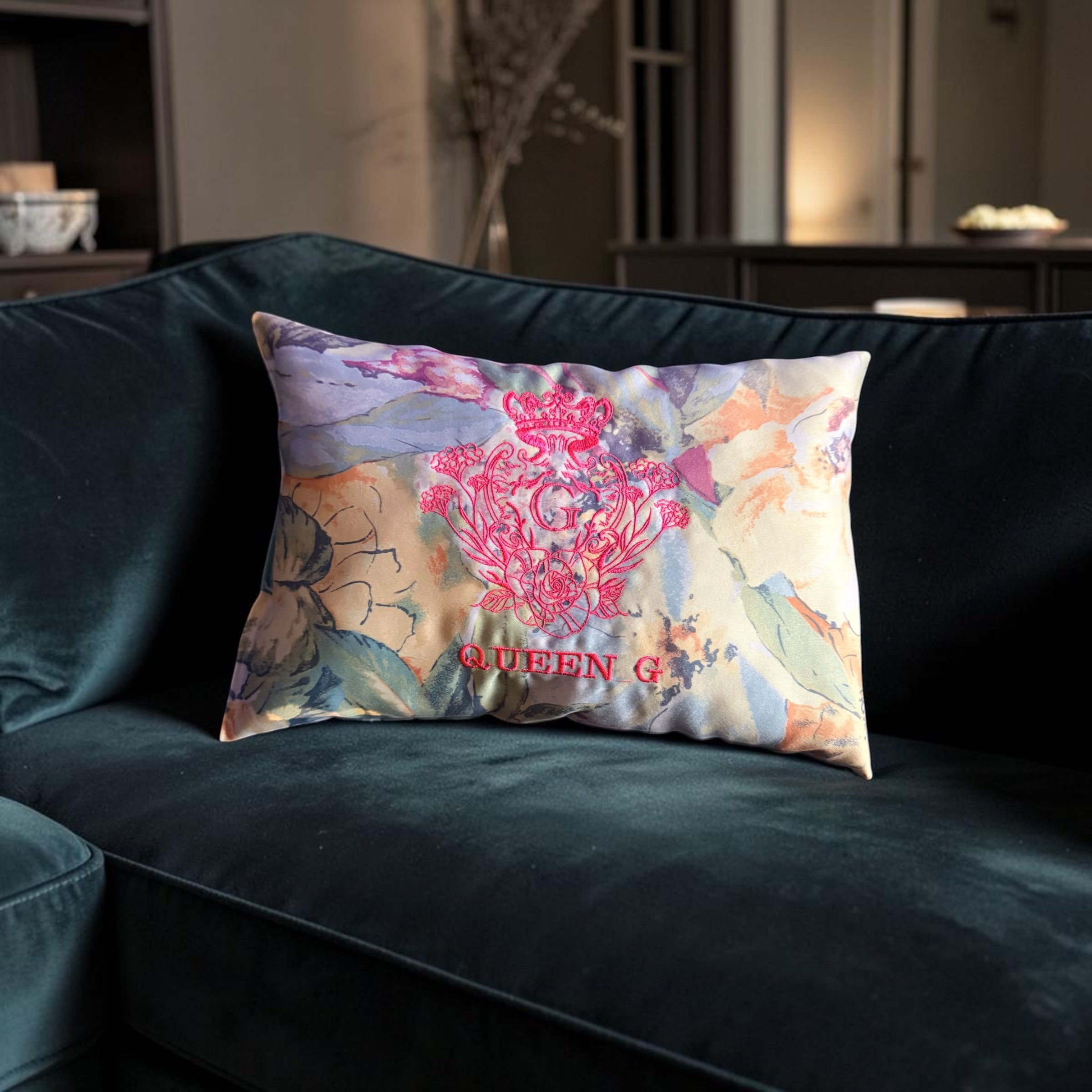 Coussin Queen G – Broderie Couronne & G Rose