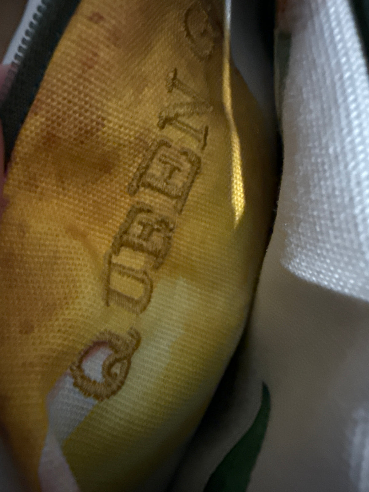Pochette S en éponge Bambou sauge intérieur en cretonne enduite Logo Doré