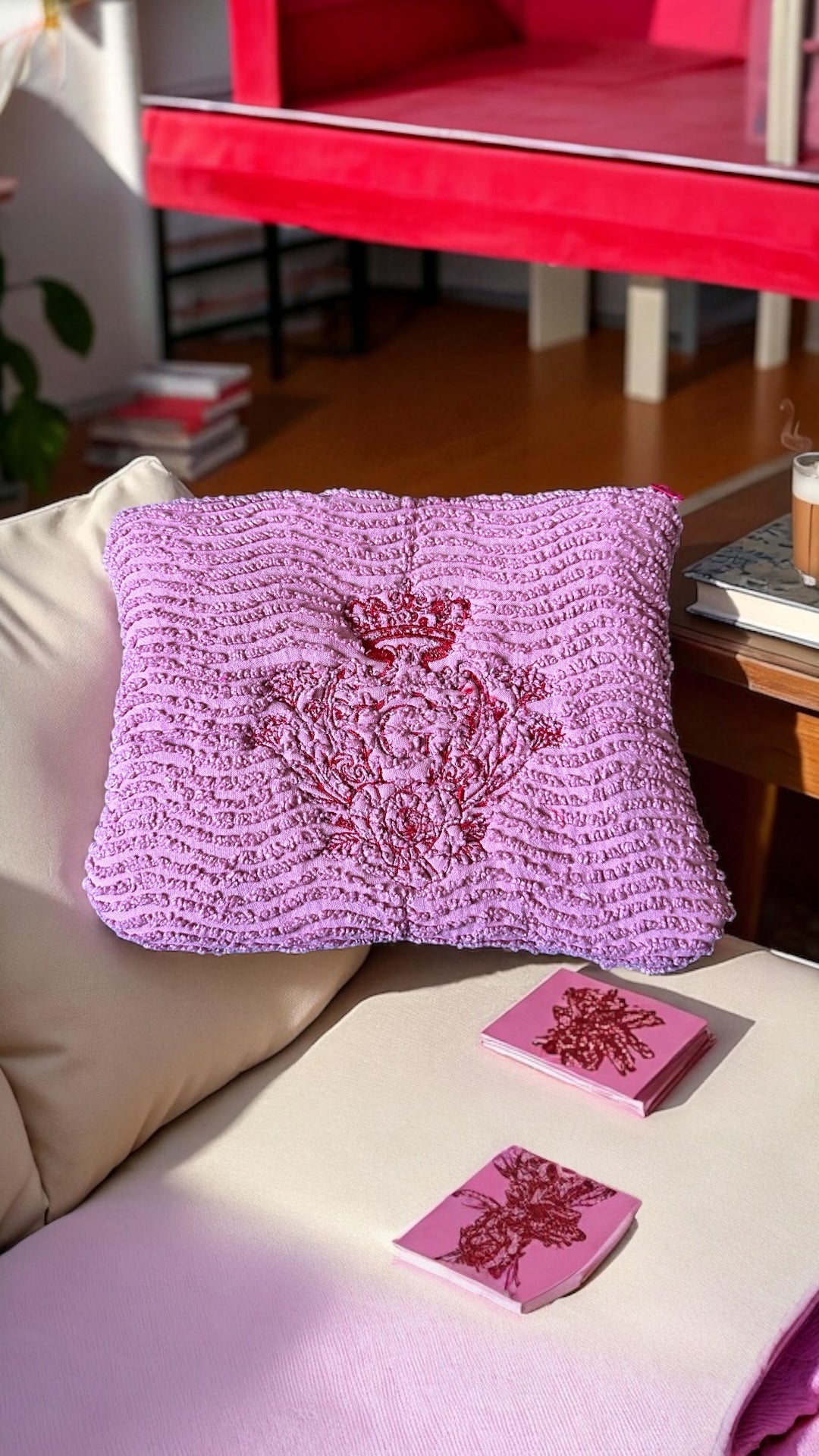Pochette XL vieux rose doublure en cretonne enduite beige et son logo Rouge