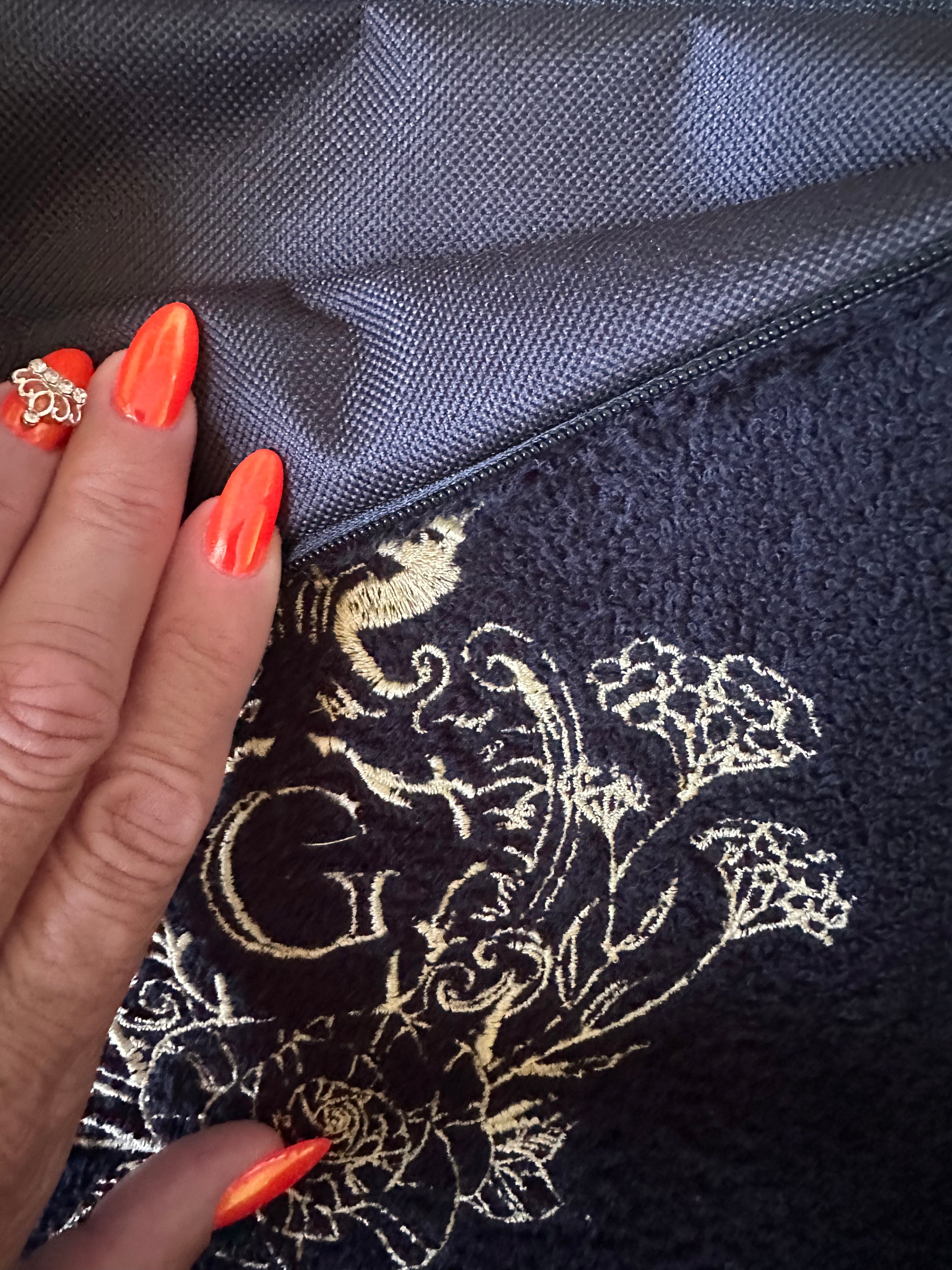Pochette XL en éponge coton Noir Laguna avec sa doublure en cretonne enduite Noir et logo brodé Doré