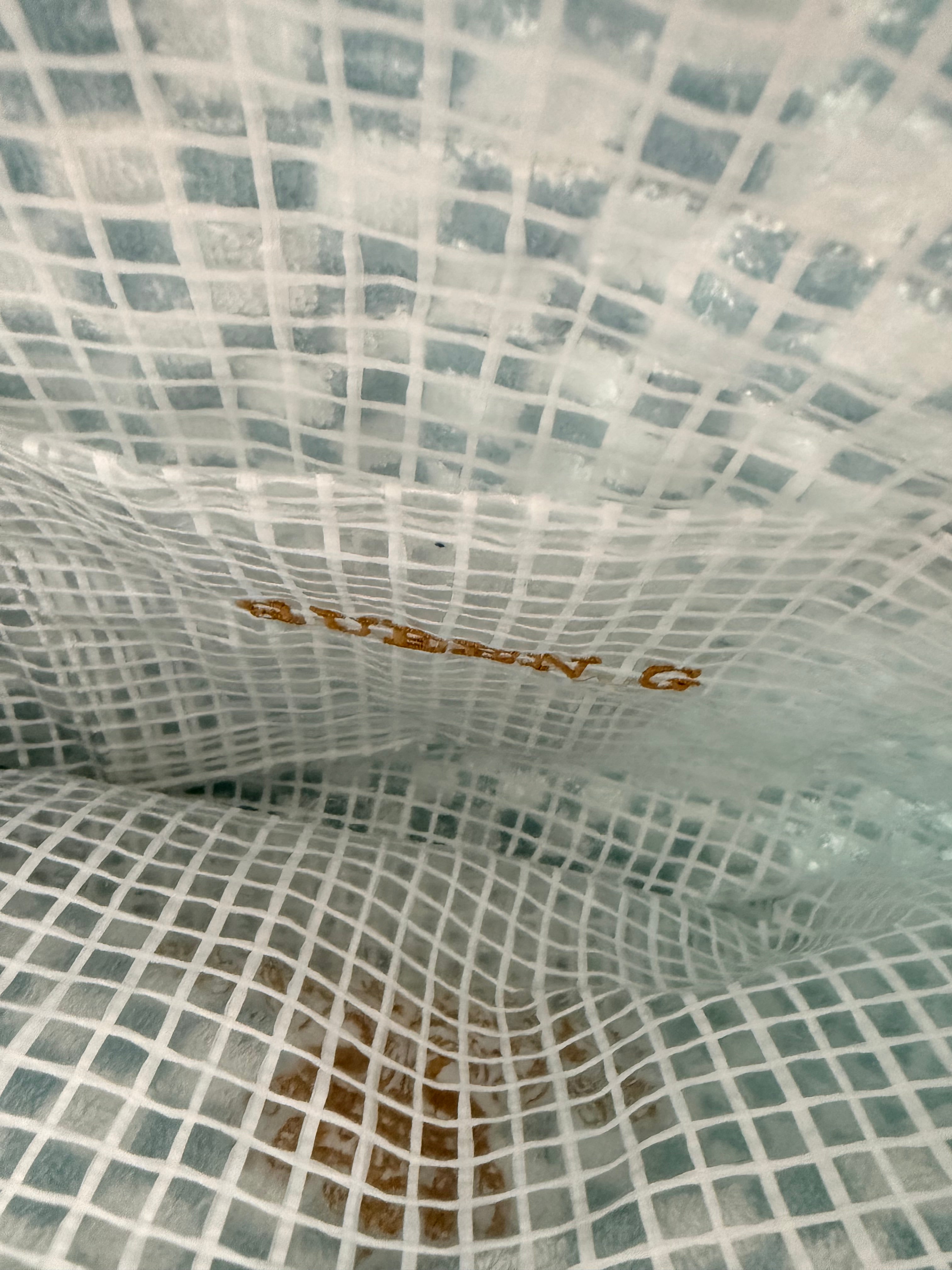 Modèle sac cabas moyen en éponge blanche et carreaux bleu intérieur plastifié et son logo Doré
