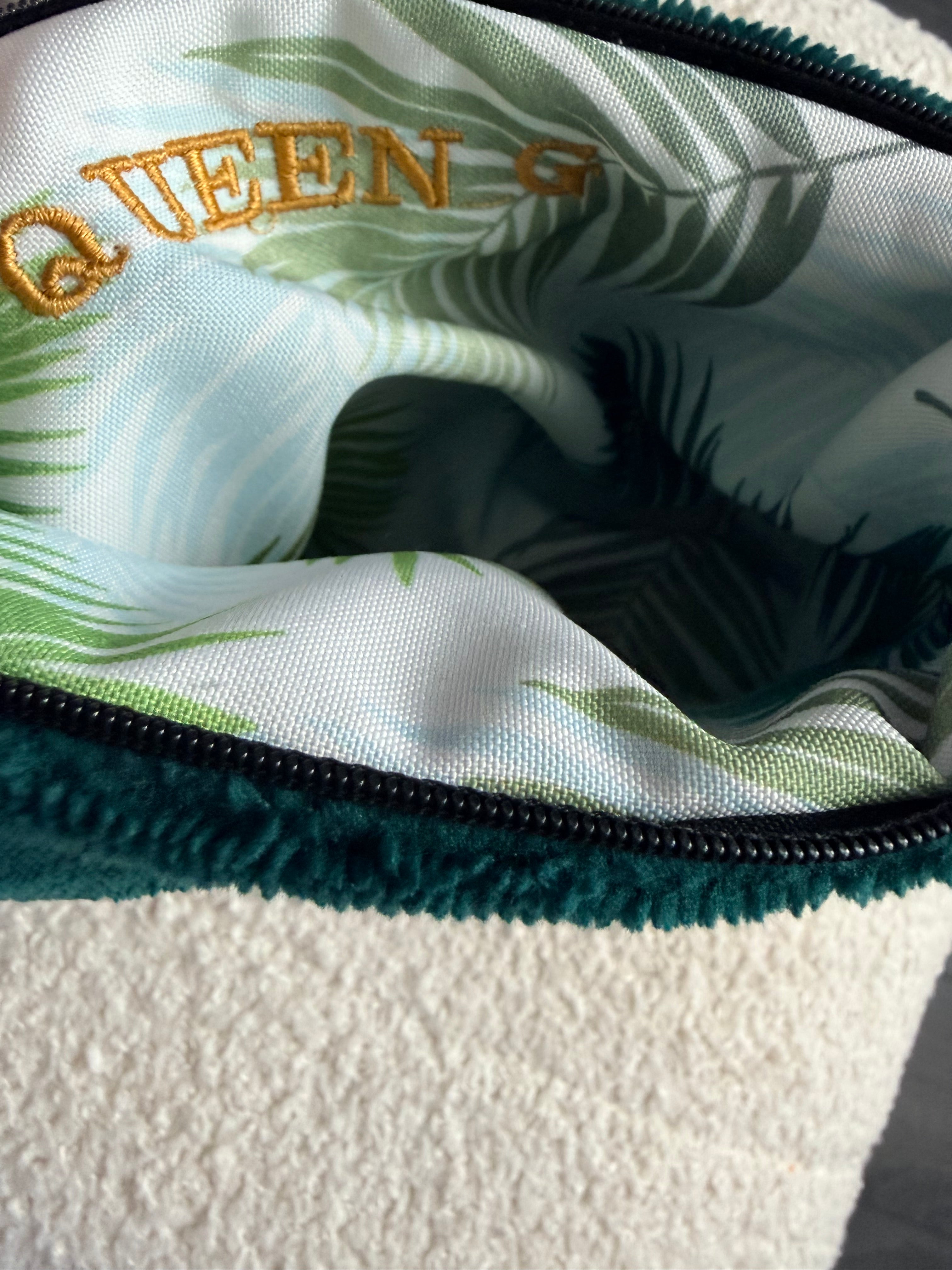 Pochette S en éponge Bambou vert sapin  intérieur en cretonne enduite Logo Doré