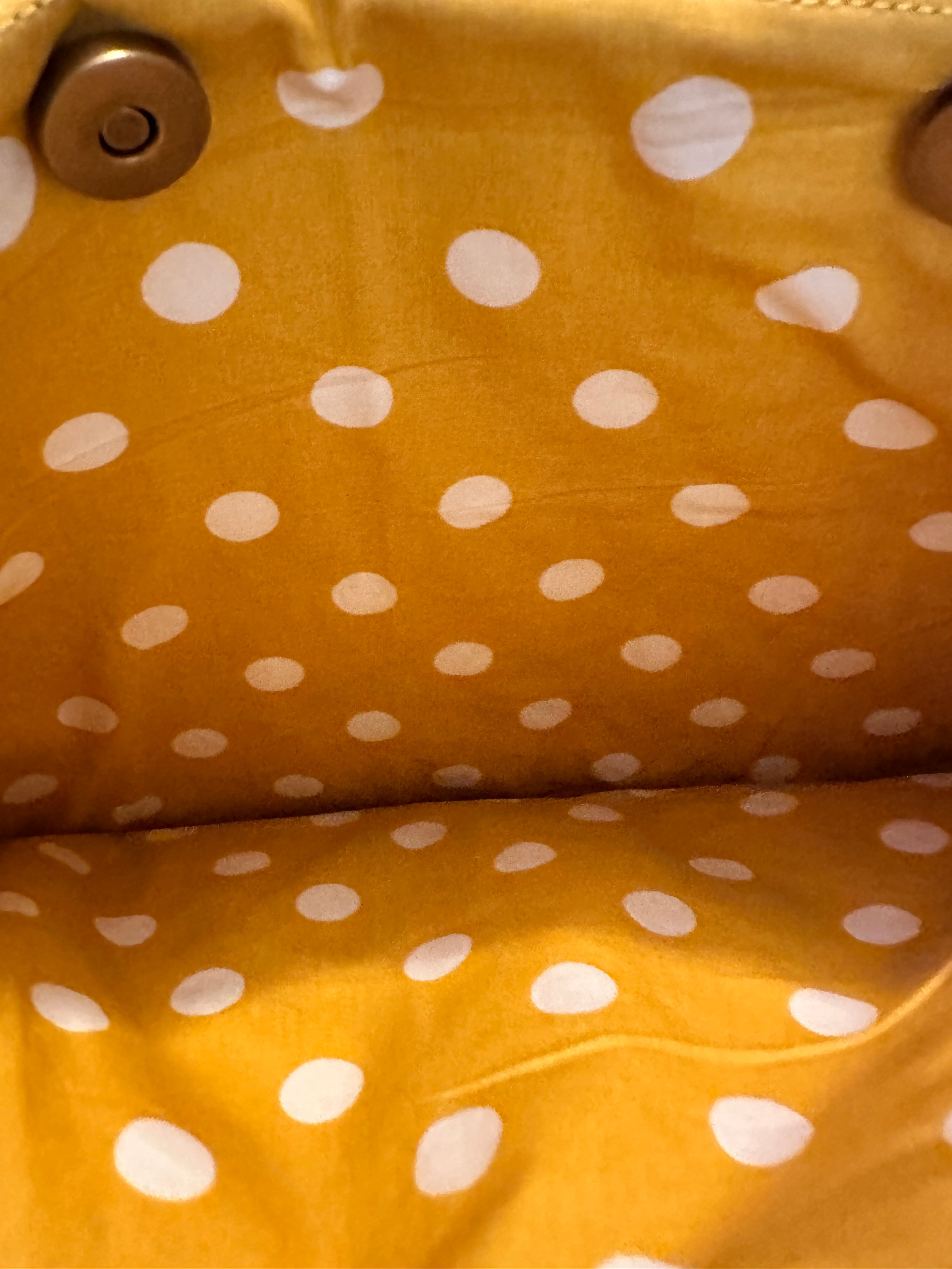 Pochette XL Jaune en simili miroir avec sa doublure Jaune à pois et son logo Doré  (fermeture aimant)