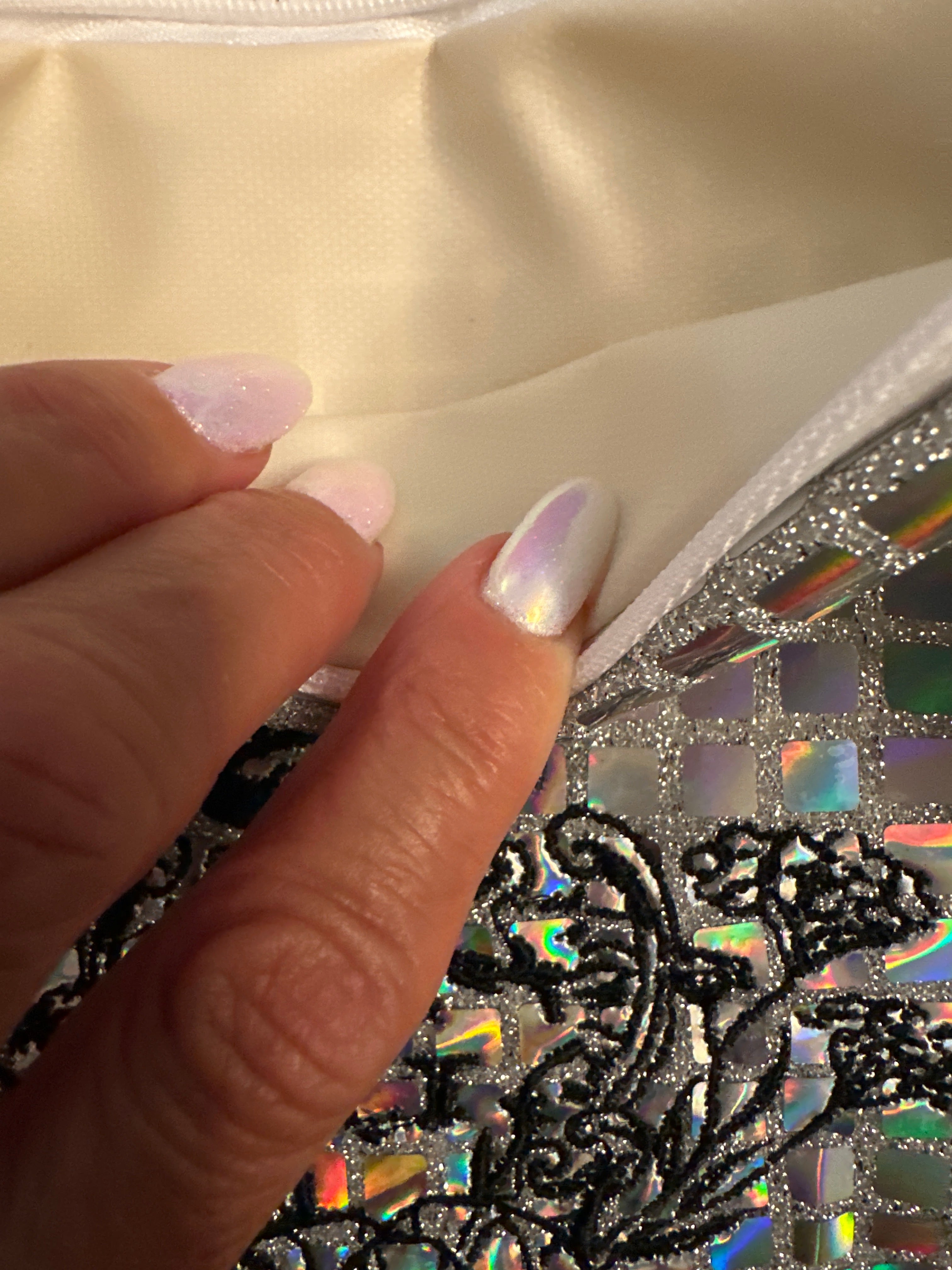 Pochette S paillettes carrées argenté sa doublure blanche et son logo Noir