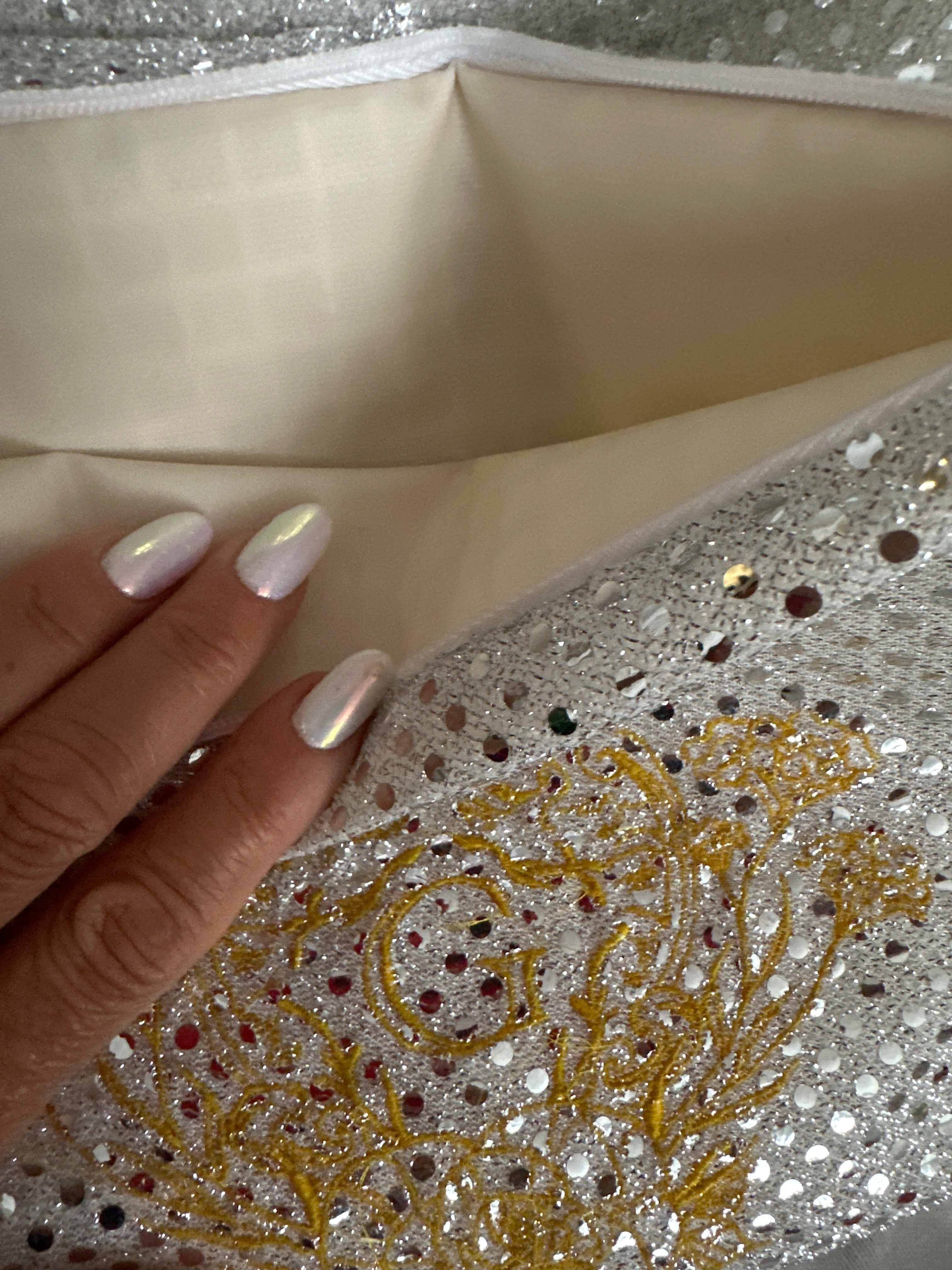 Pochette XL paillettes rondes  Argent sa doublure Blanche et son logo Doré