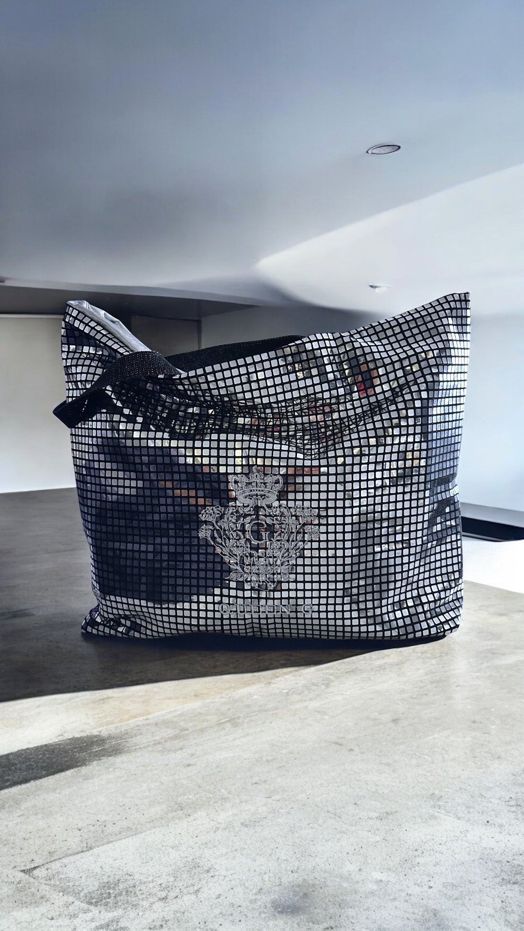 Sac paillettes XL carrées Argentées sa doublure argenté  et son logo Blanc