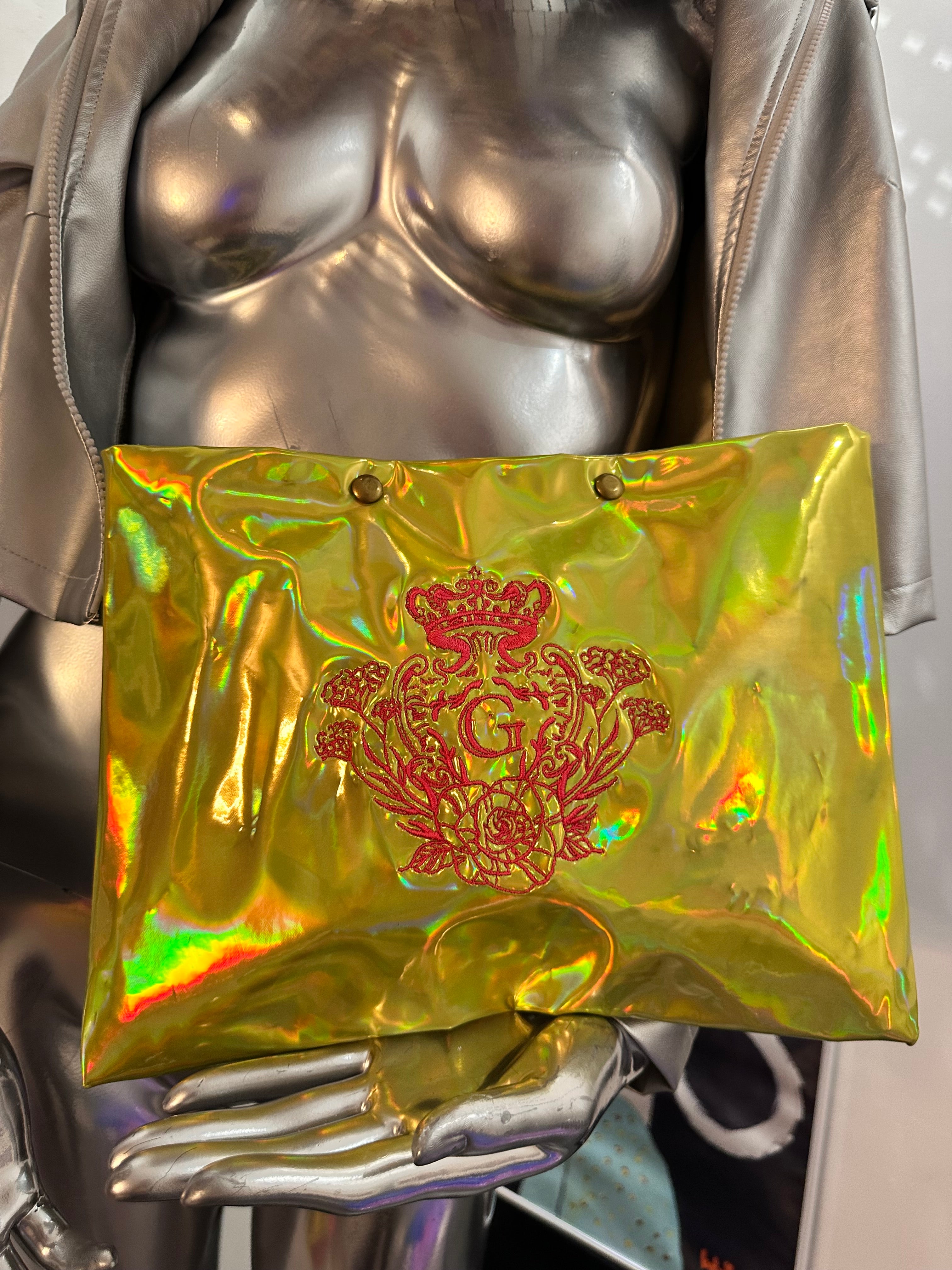 Pochette XL Jaune en simili miroir avec sa doublure Blanche plastifié et son logo Rouge (fermeture aimant  )