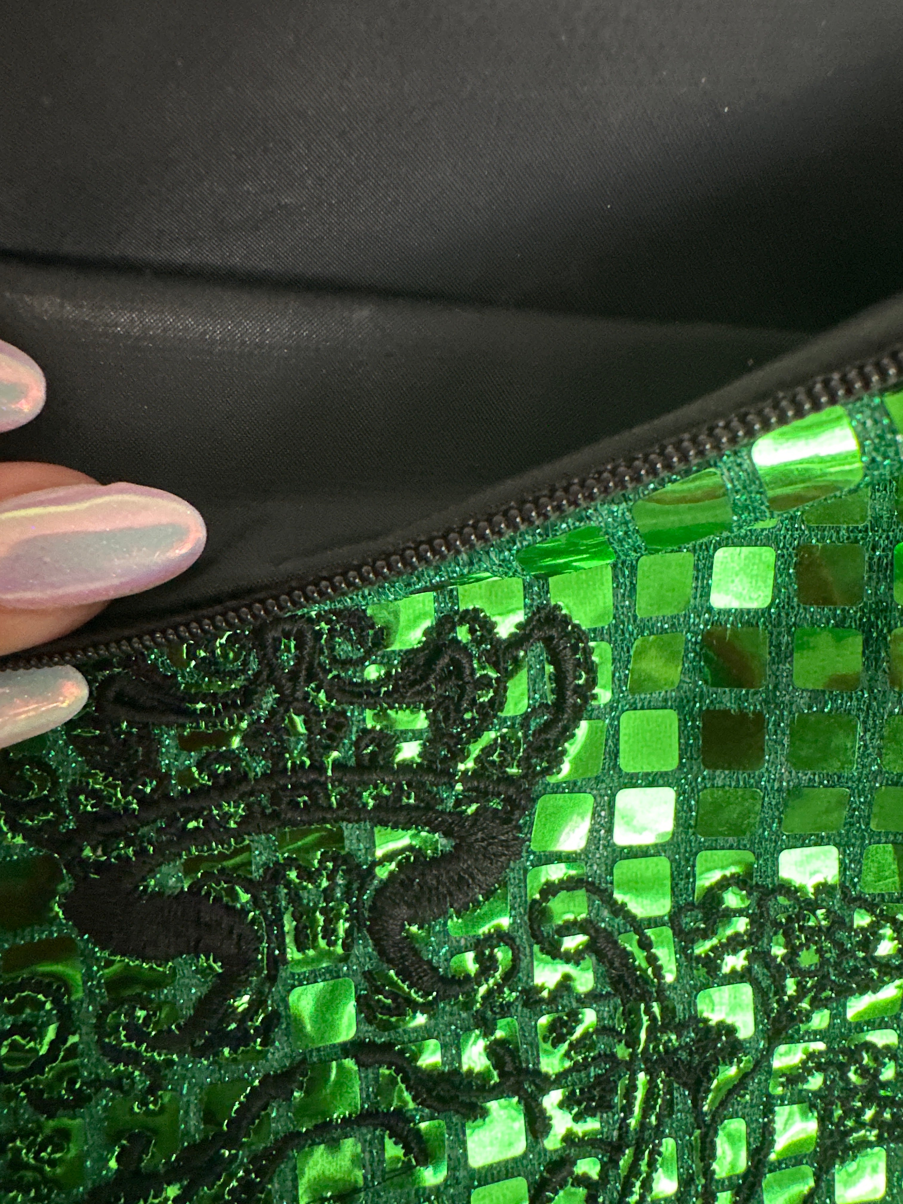 Pochette XL paillettes carrées Verte sa doublure Noir et son logo Noir