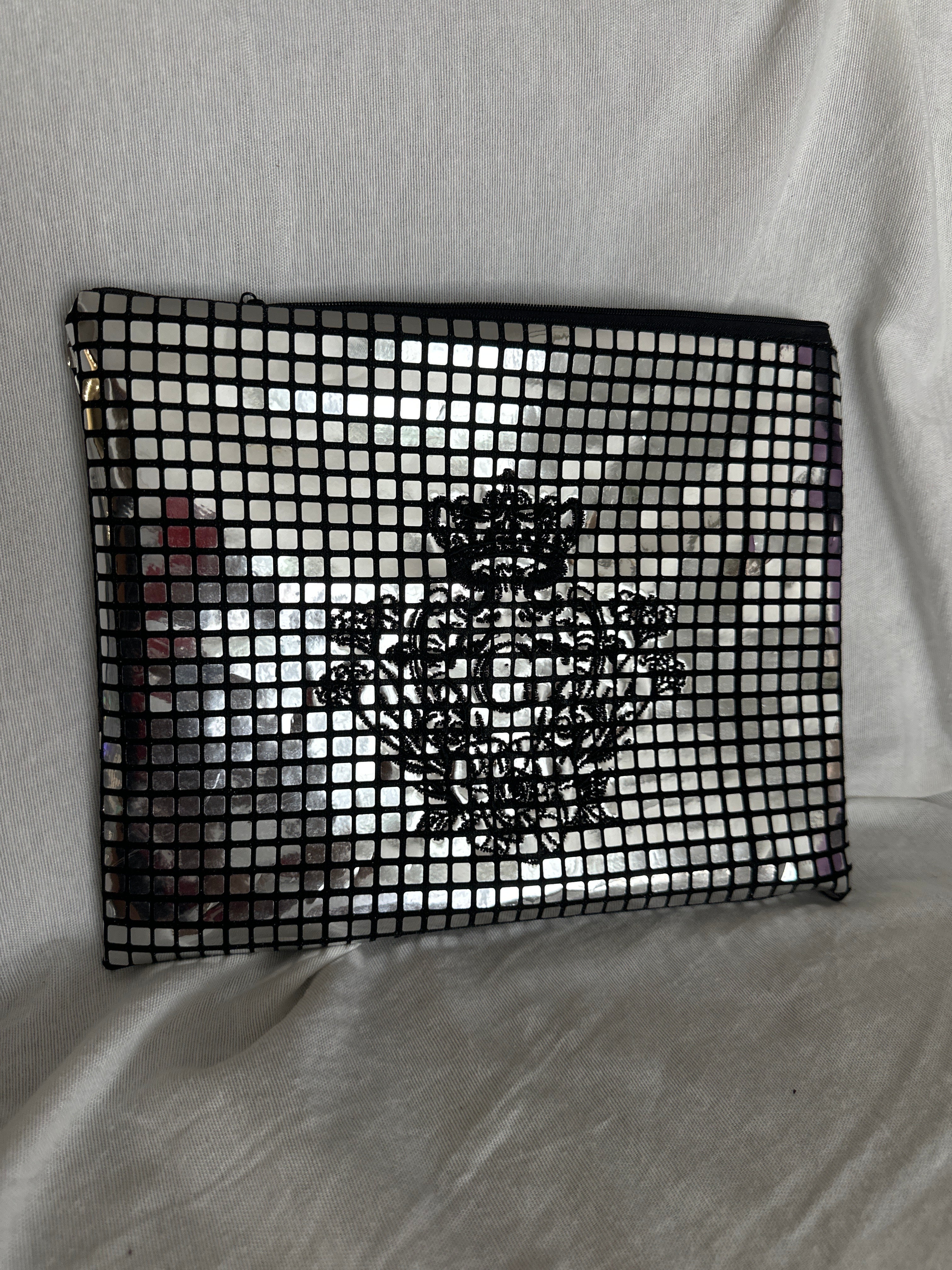 Pochette S paillettes carrées Noir/argenté sa doublure argentée et son logo Noir