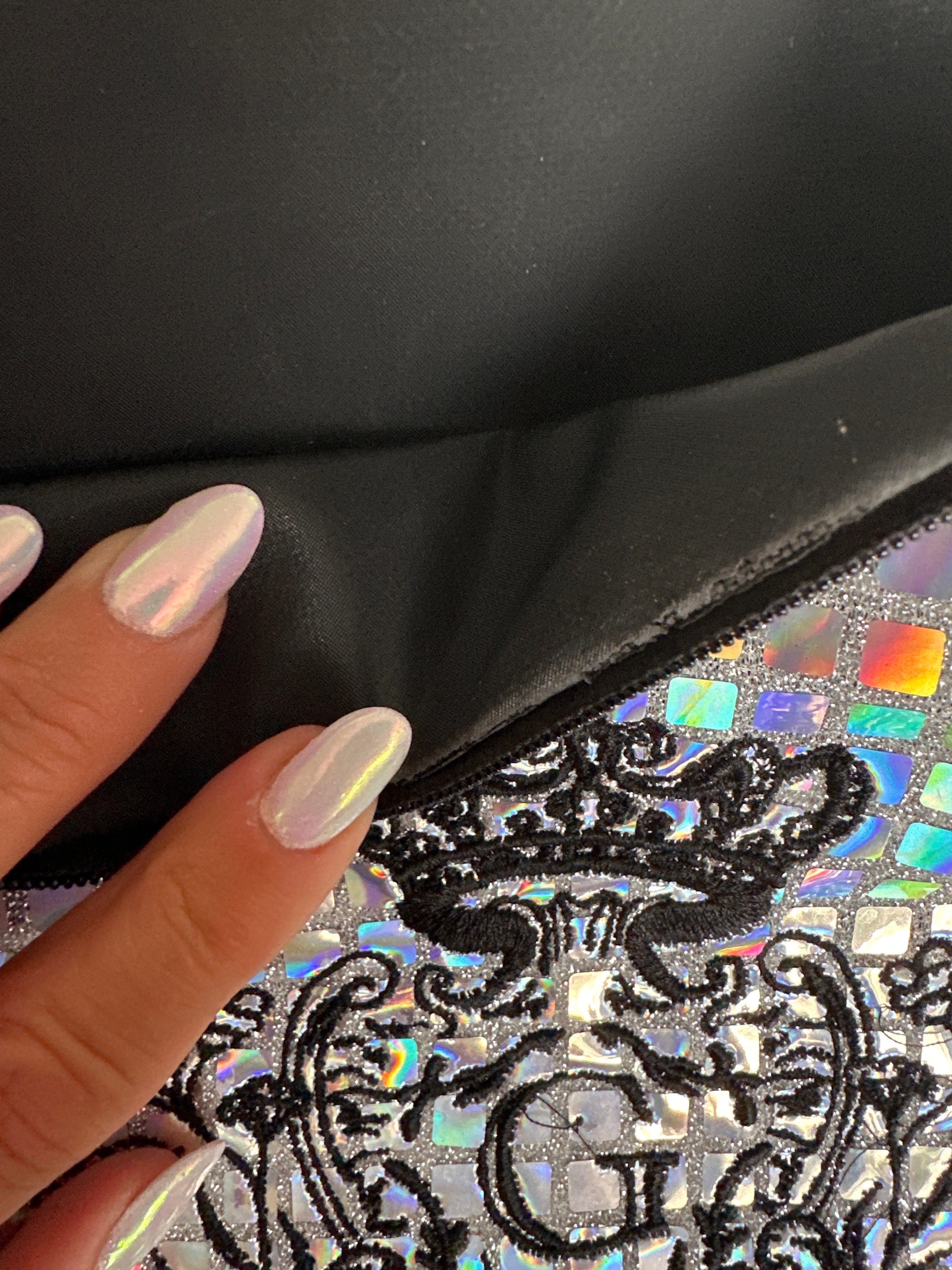 Pochette S paillettes carrées argenté sa doublure Noir et son logo Noir