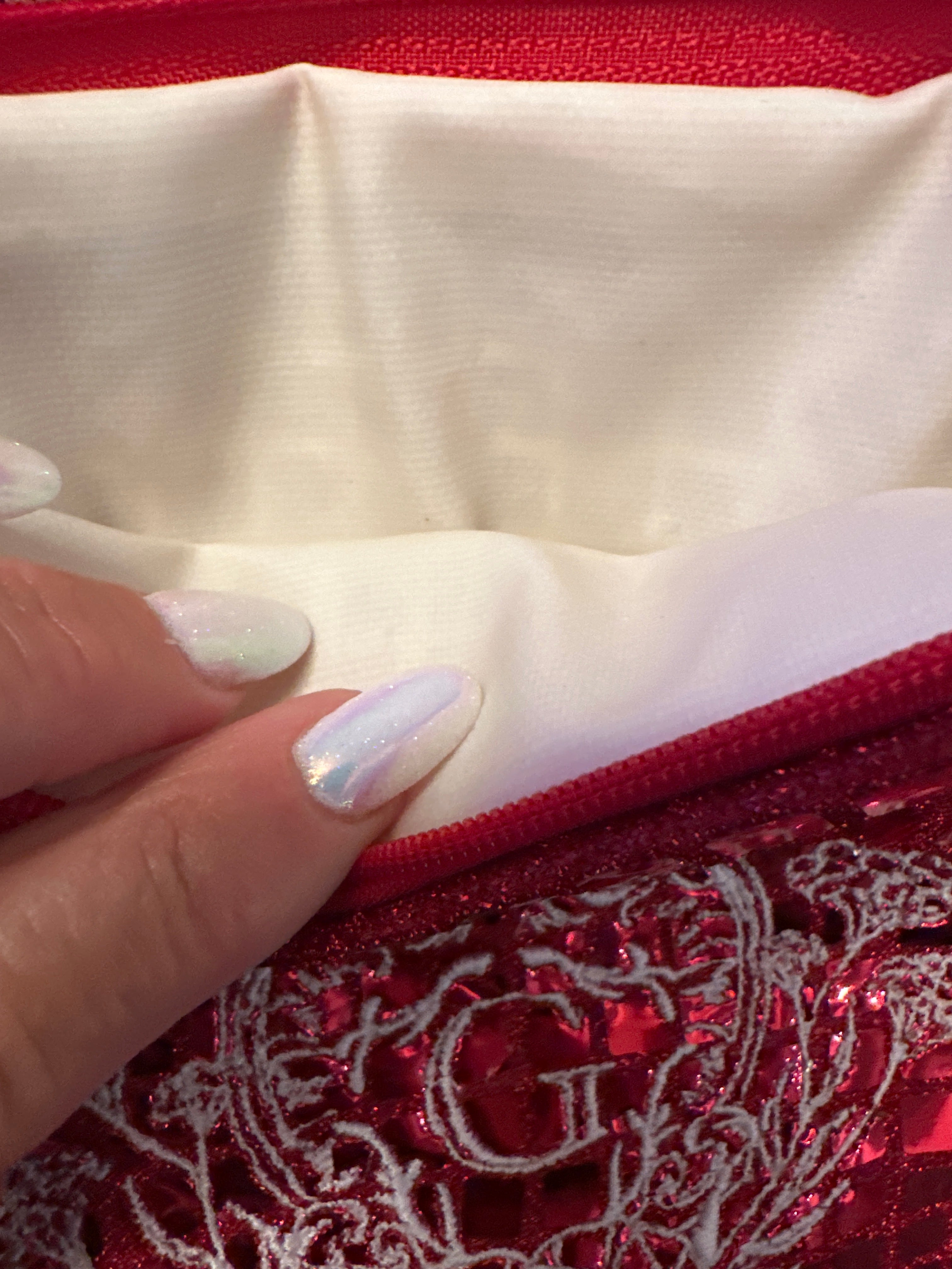 Pochette S paillettes carrées Rouge sa doublure blanche et son logo Blanc