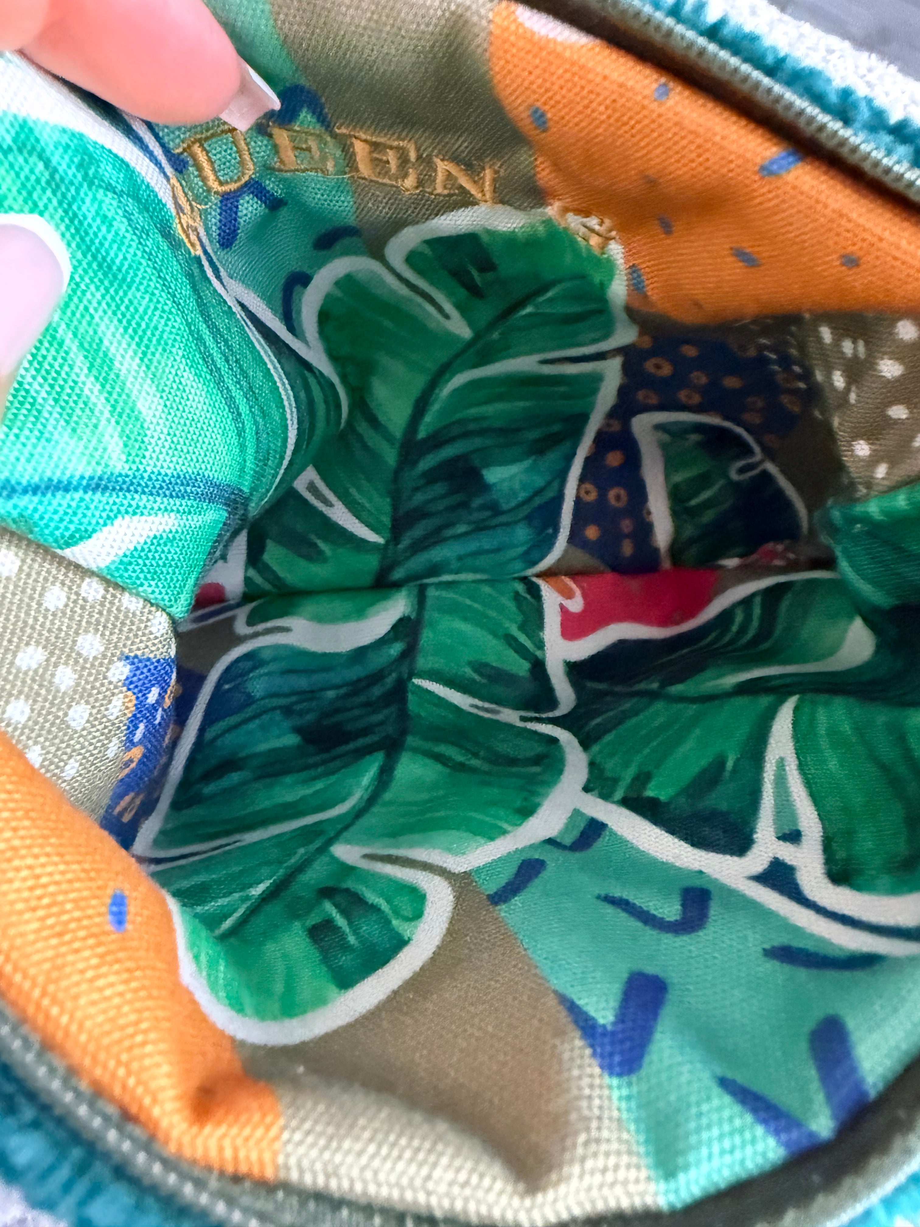 Pochette S en éponge Bonie Bleu Paon intérieur en cretonne enduite Logo Doré