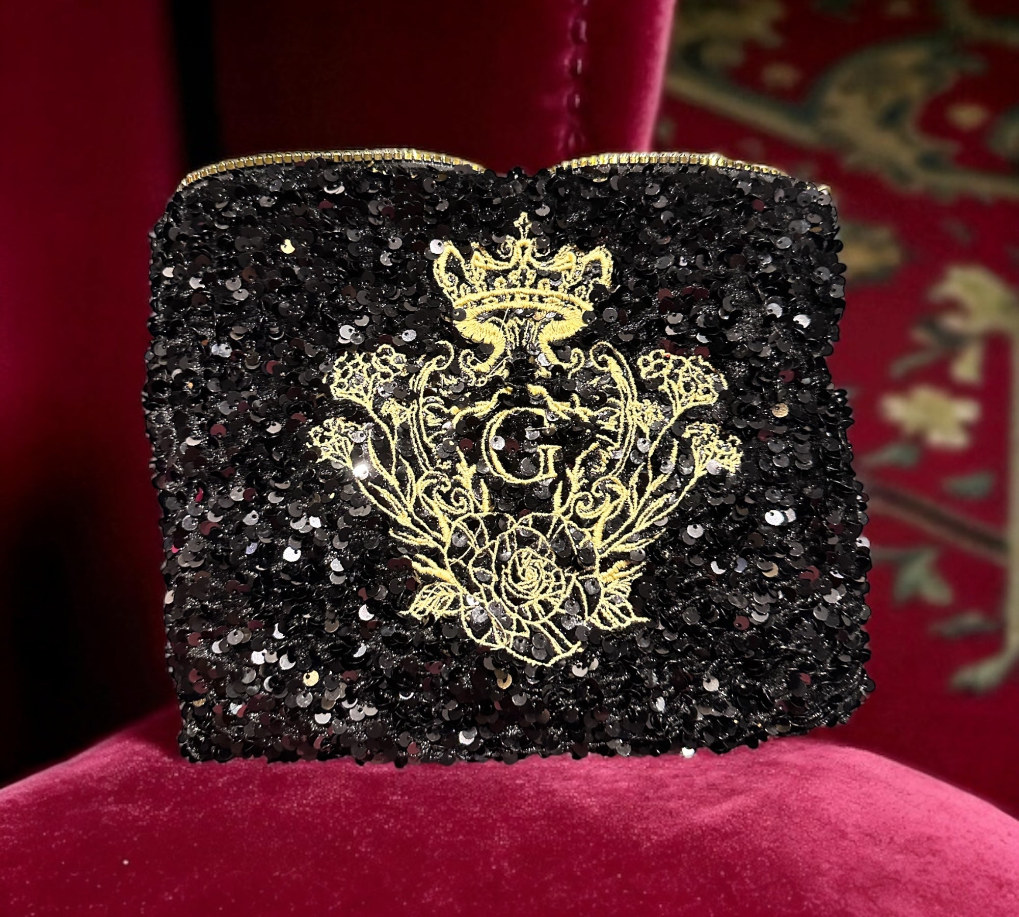 Pochette XL Noir avec sequins doublure en cretonne enduite dorée et son logo Doré