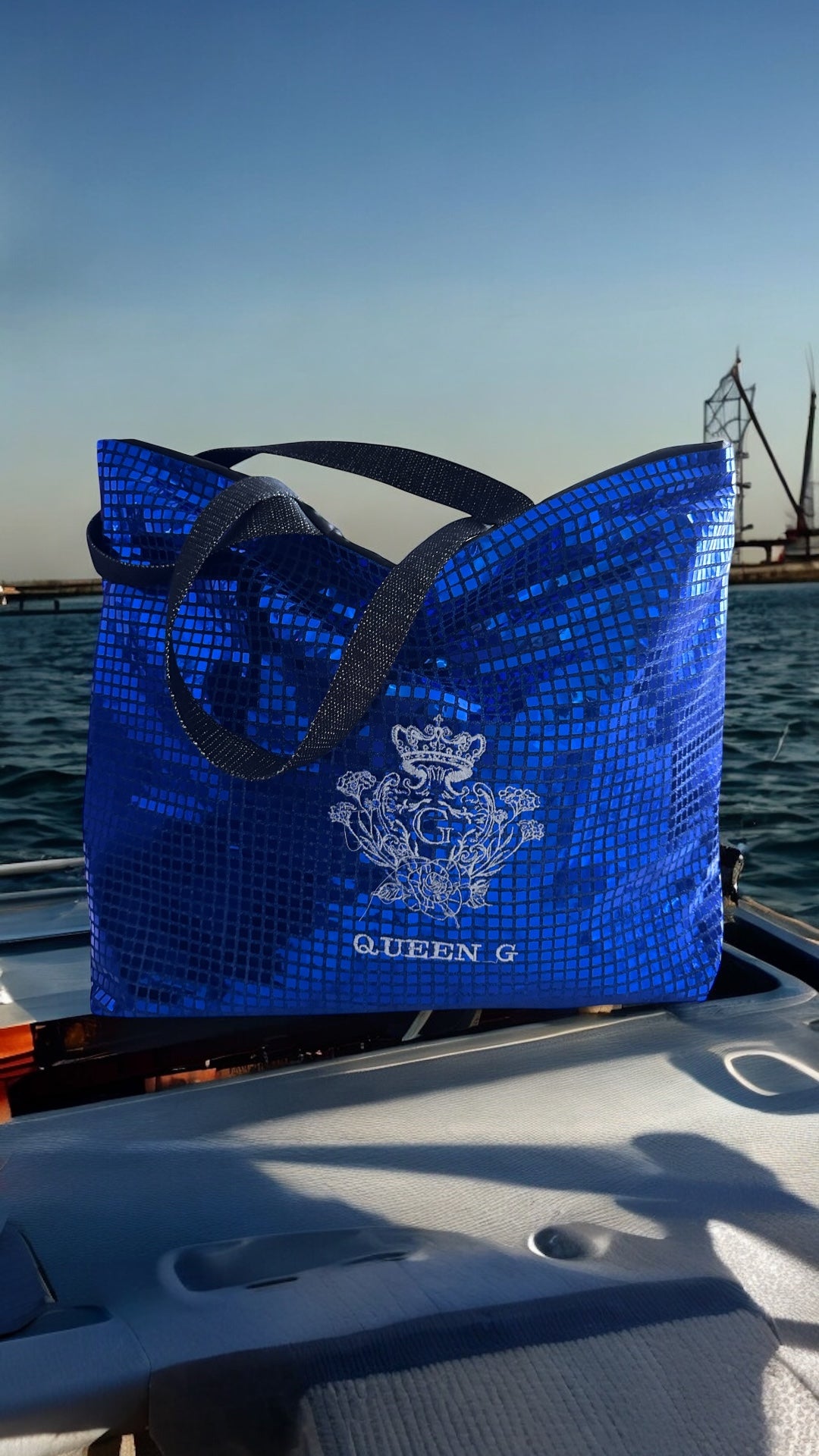 Sac paillettes XL carrées Bleu sa doublure Noir et son logo Blanc