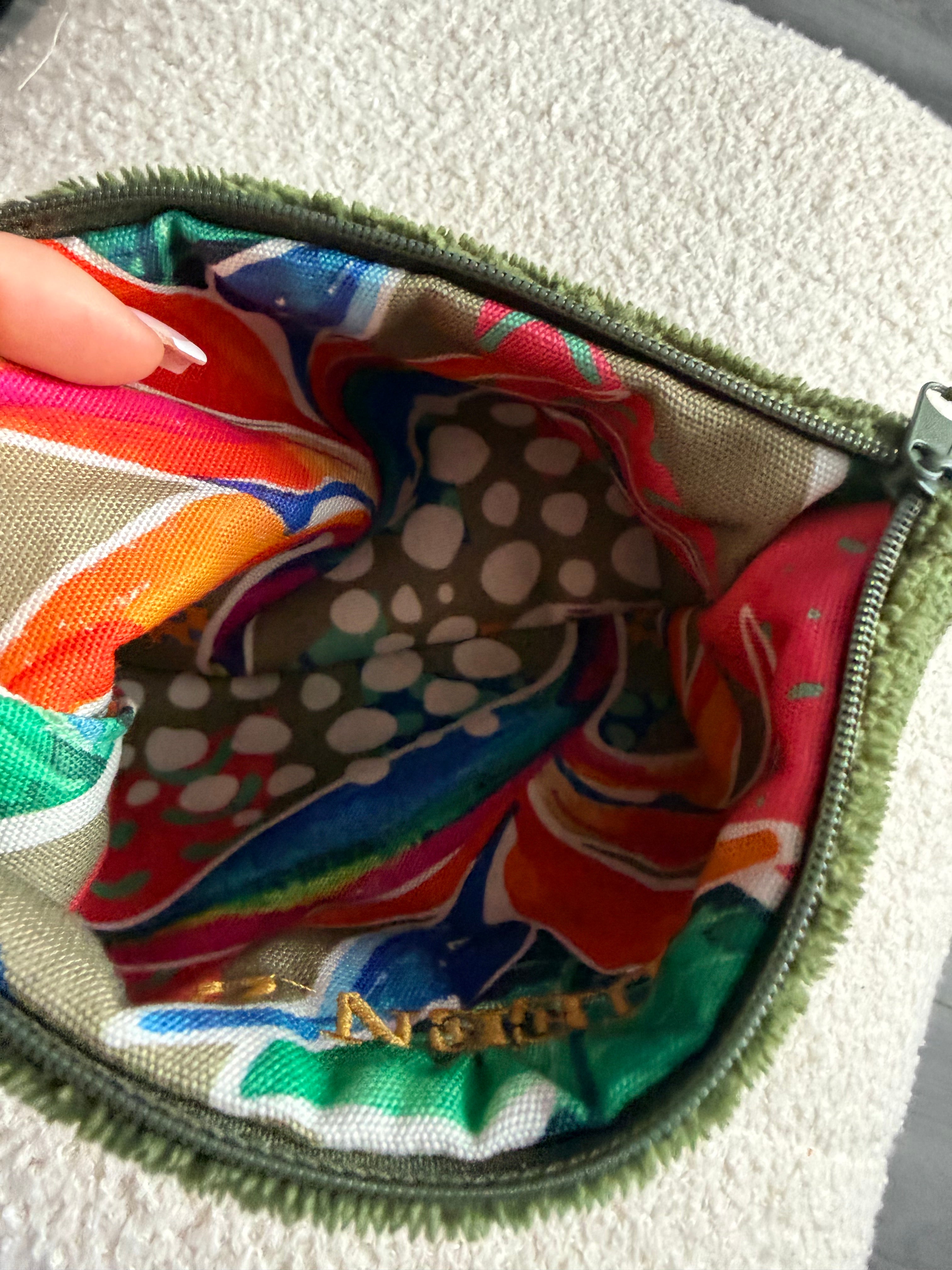 Pochette S en éponge Bambou kaki intérieur en cretonne enduite Logo Doré