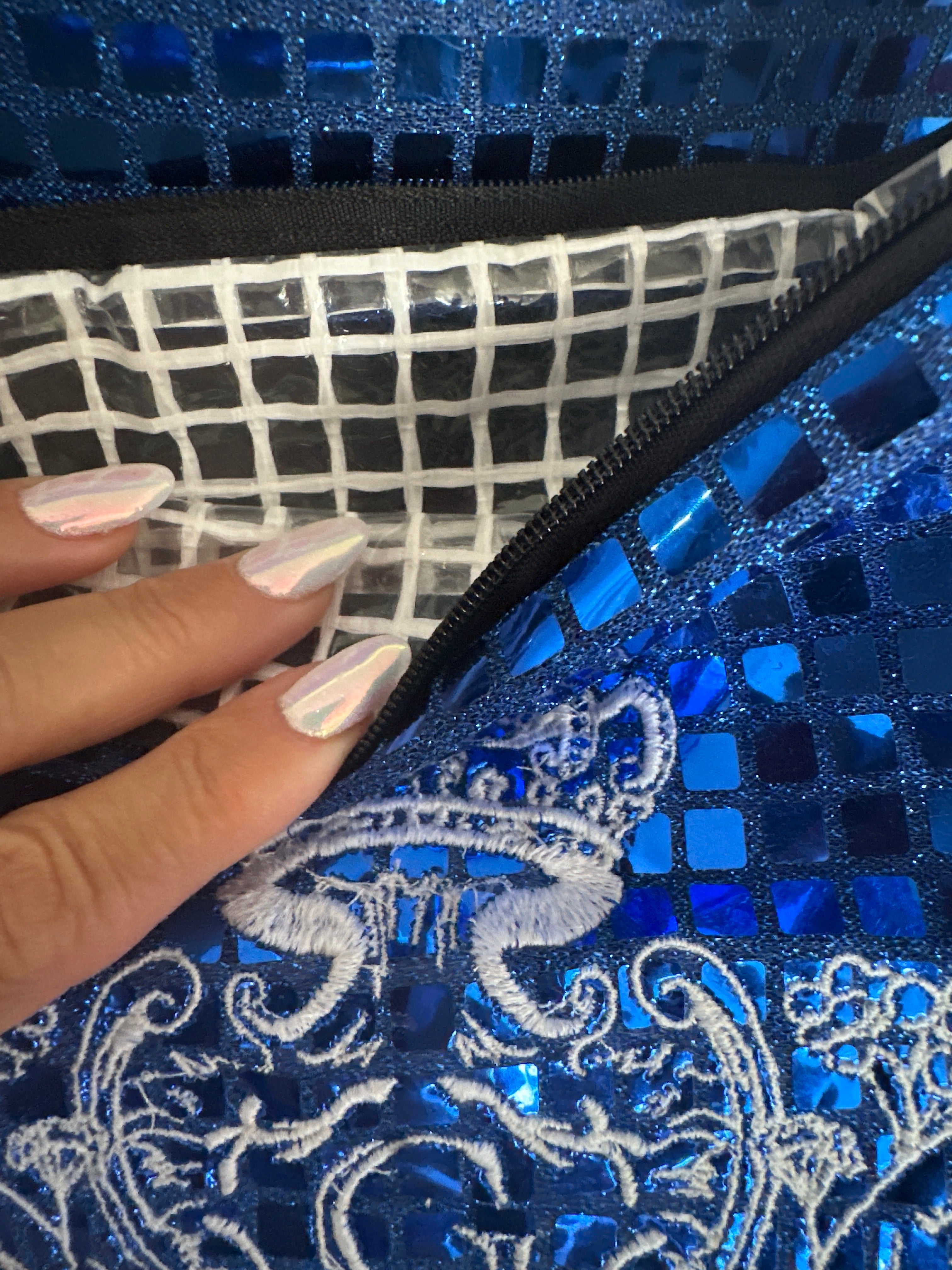 Pochette XL paillettes carrées Bleu électrique sa doublure blanche et son logo Blanc