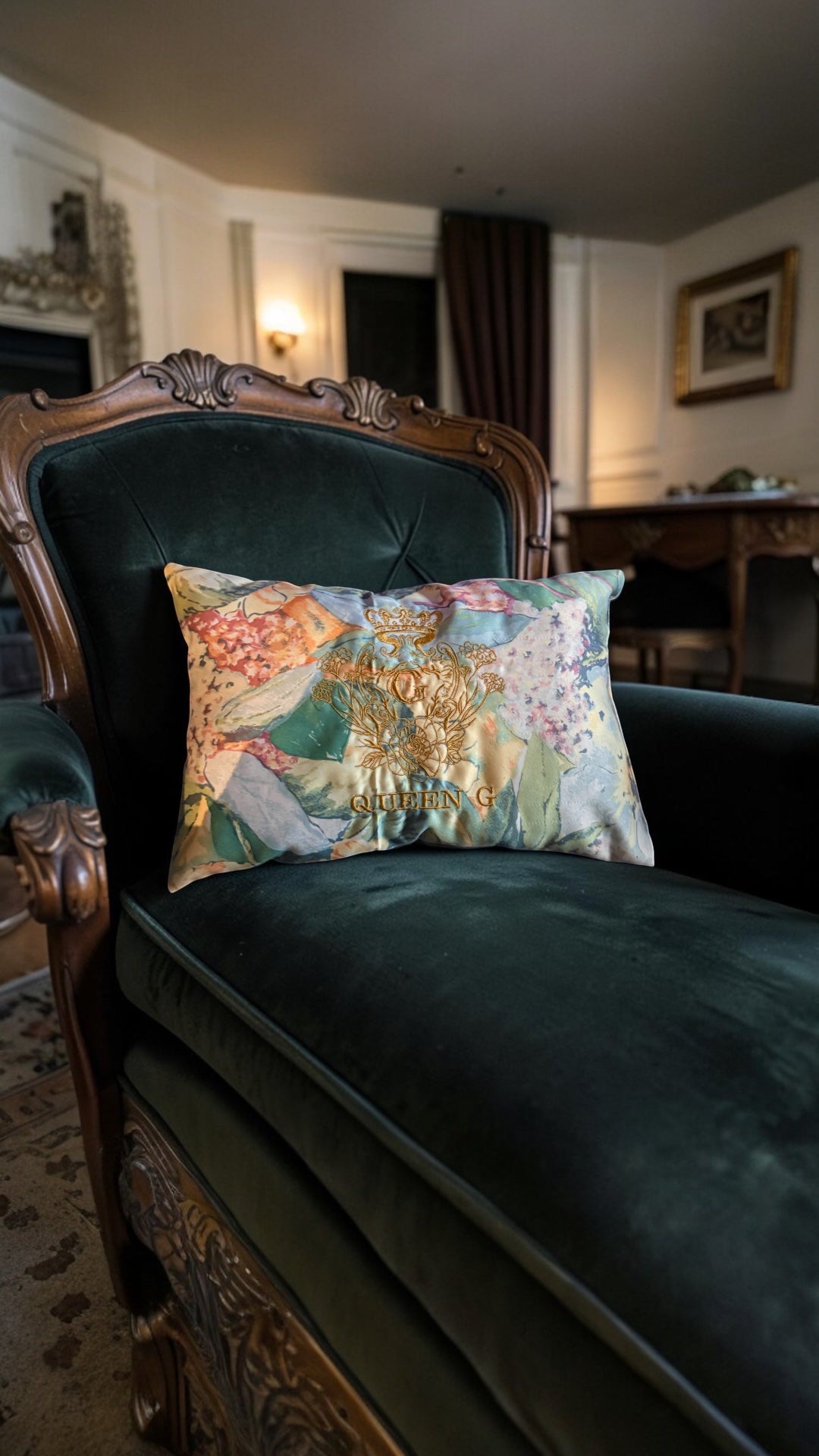 Coussin Queen G – Broderie Couronne & G Dorée