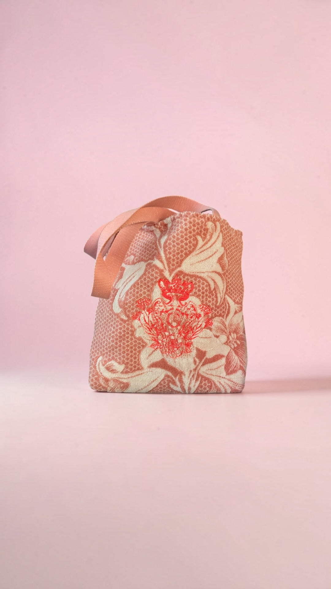 Modèle sac cabas moyen en éponge rose et blanche intérieur plastifié logo doré