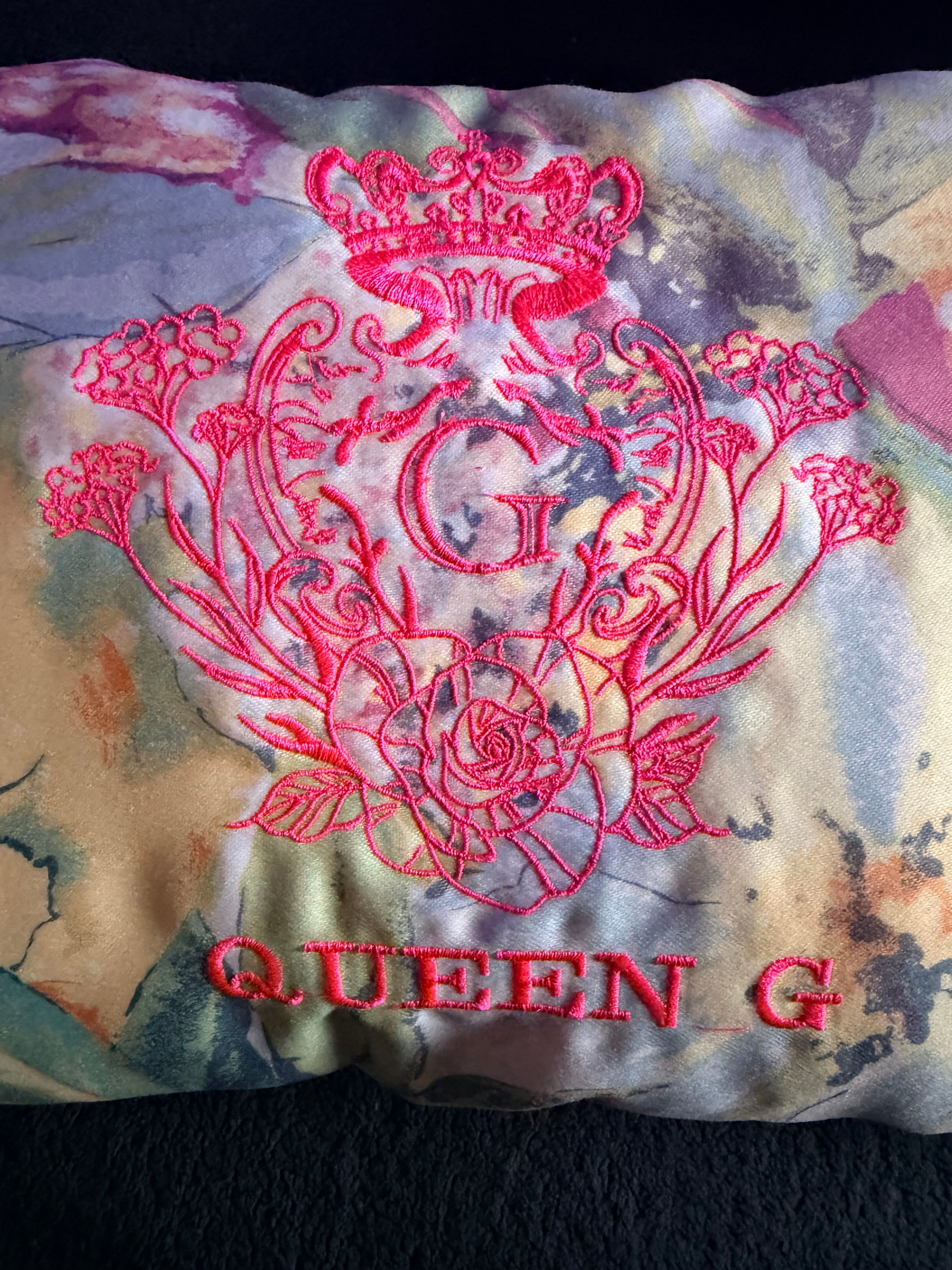 Coussin Queen G – Broderie Couronne & G Rose