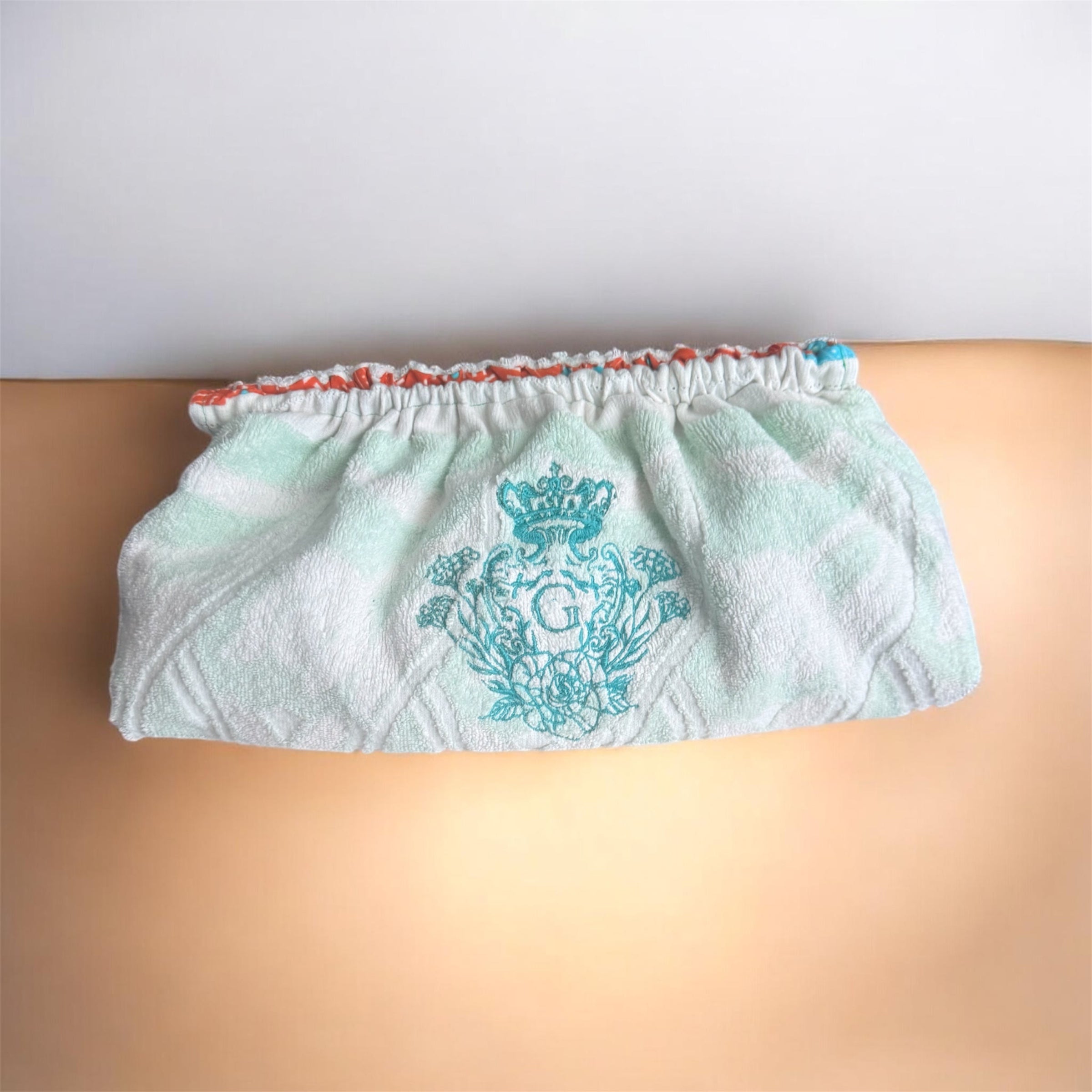 La Queen G 👑 éponge blanche et verte  logo bleu
