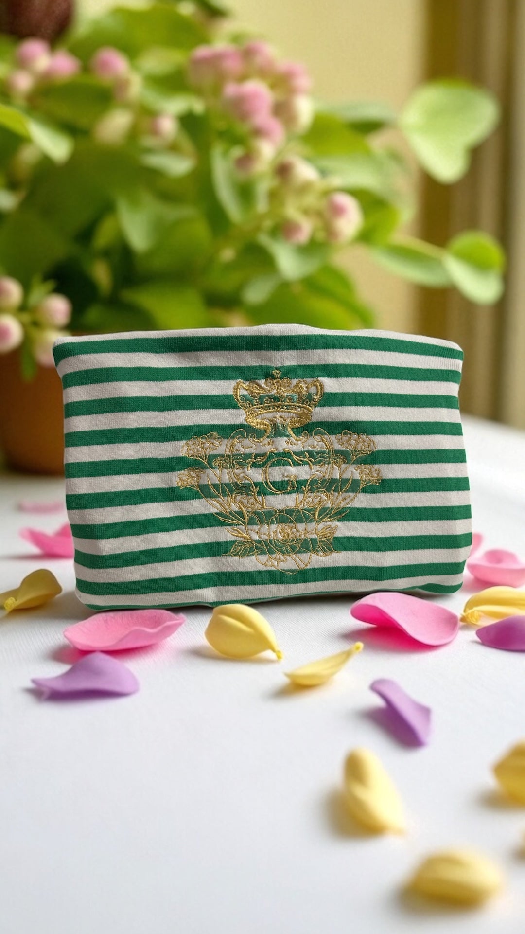Pochette XL blanche et rayures vertes sa doublure en cretonne enduite dorée et son logo Doré
