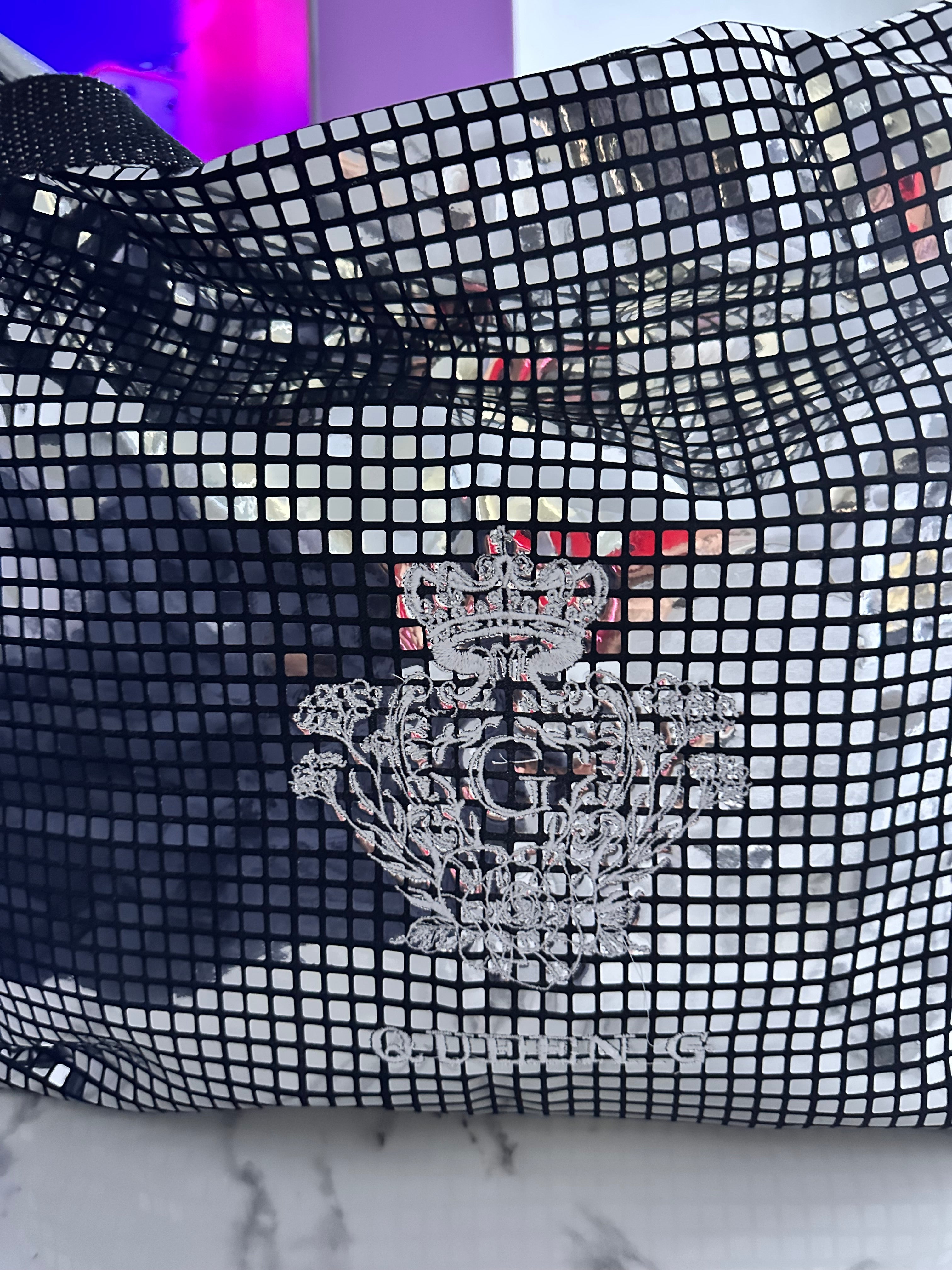 Sac paillettes XL carrées Argentées sa doublure argenté  et son logo Blanc