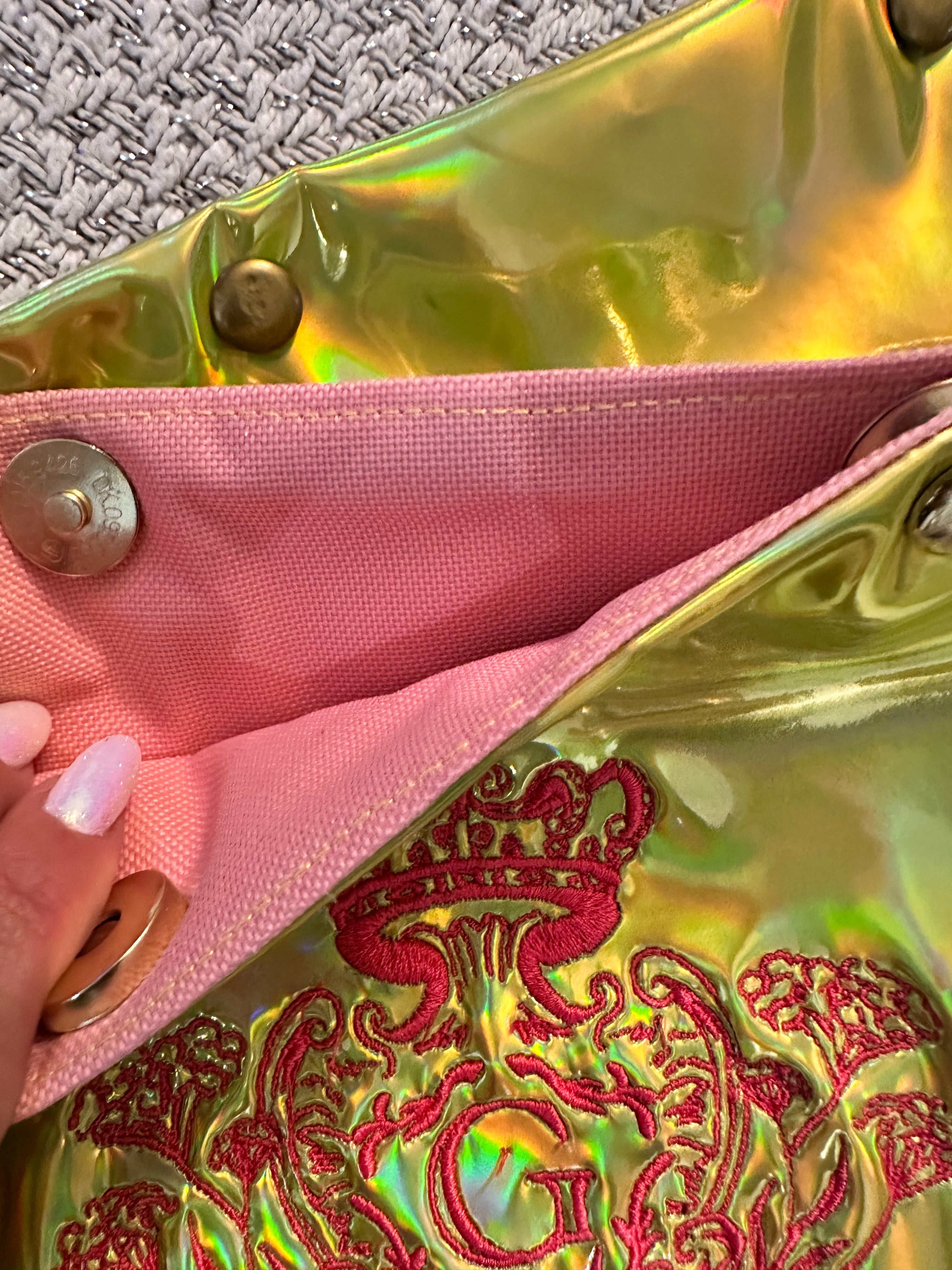 Pochette XL Jaune en simili miroir avec sa doublure Rose  et son logo Rouge (fermeture aimant  )
