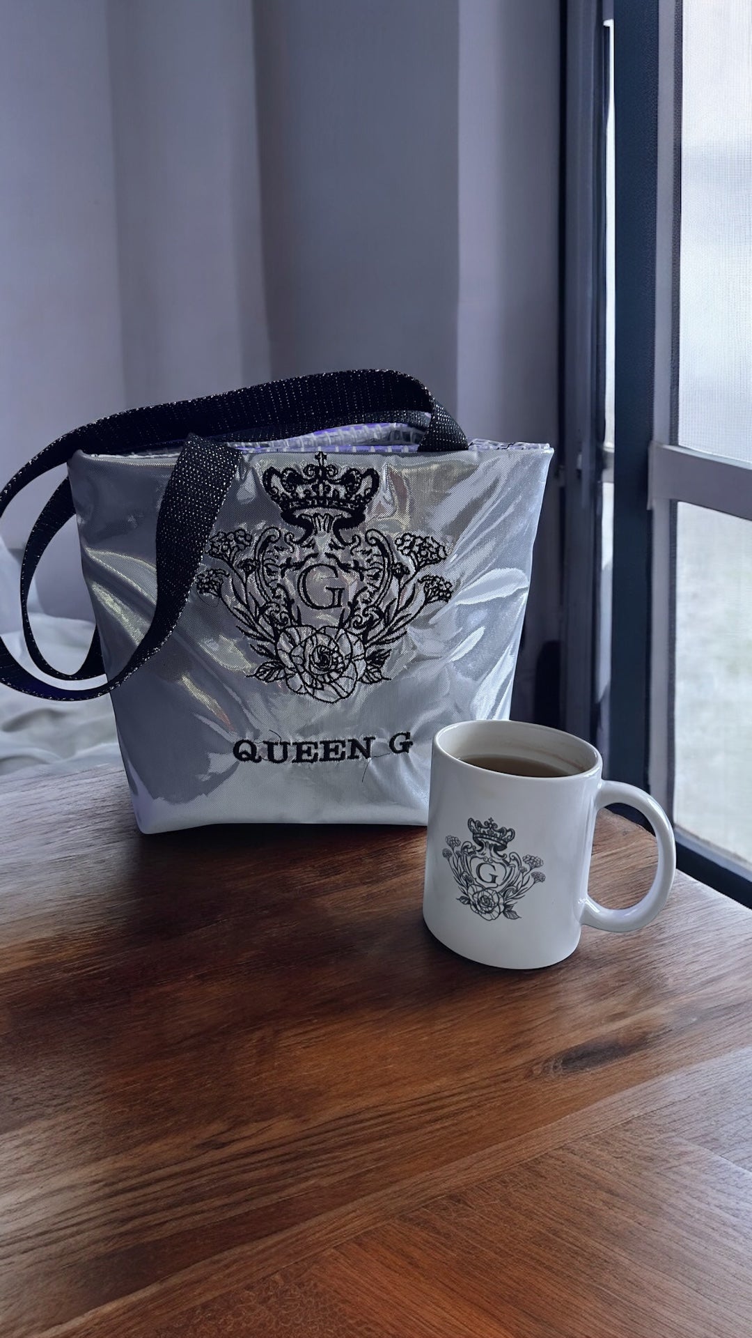 Sac laser uni blanc et argent sa doublure transparente plastifiée anse  et son logo Noir