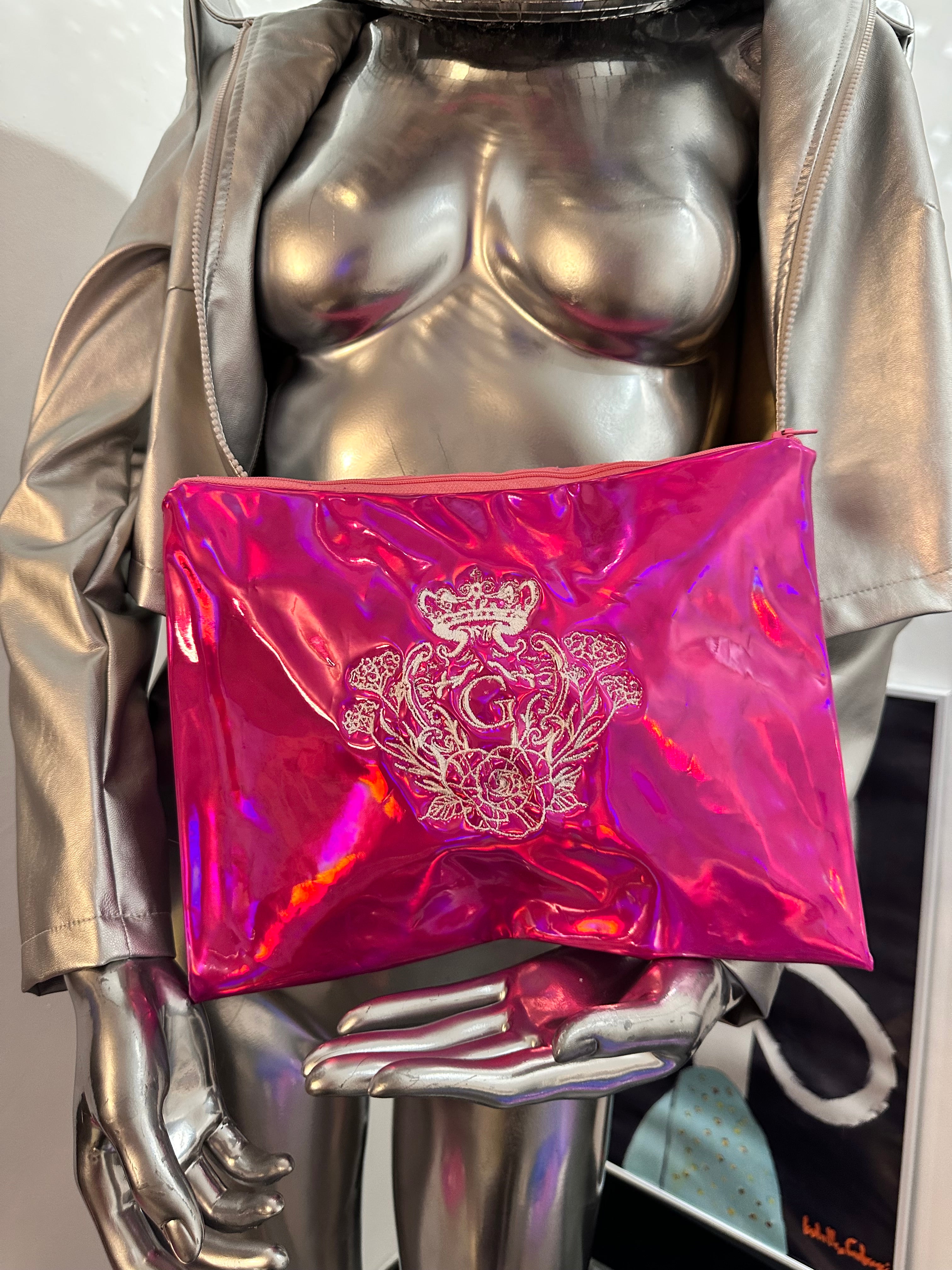 Pochette XL Fuschia en simili miroir avec sa doublure en cretonne enduite Argentée et son logo Argent(fermeture Zip)
