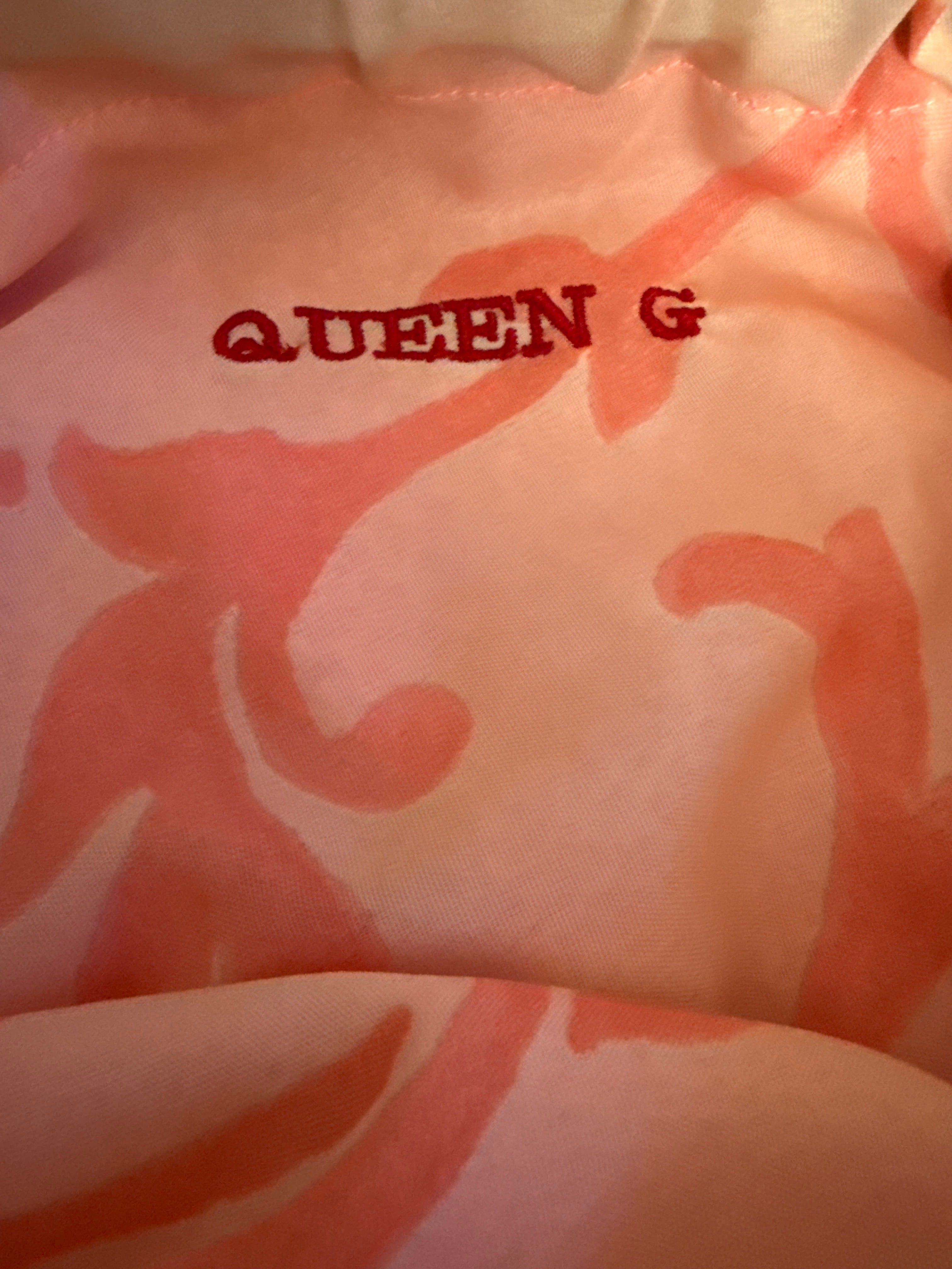La Queen G 👑 éponge rose logo rouge