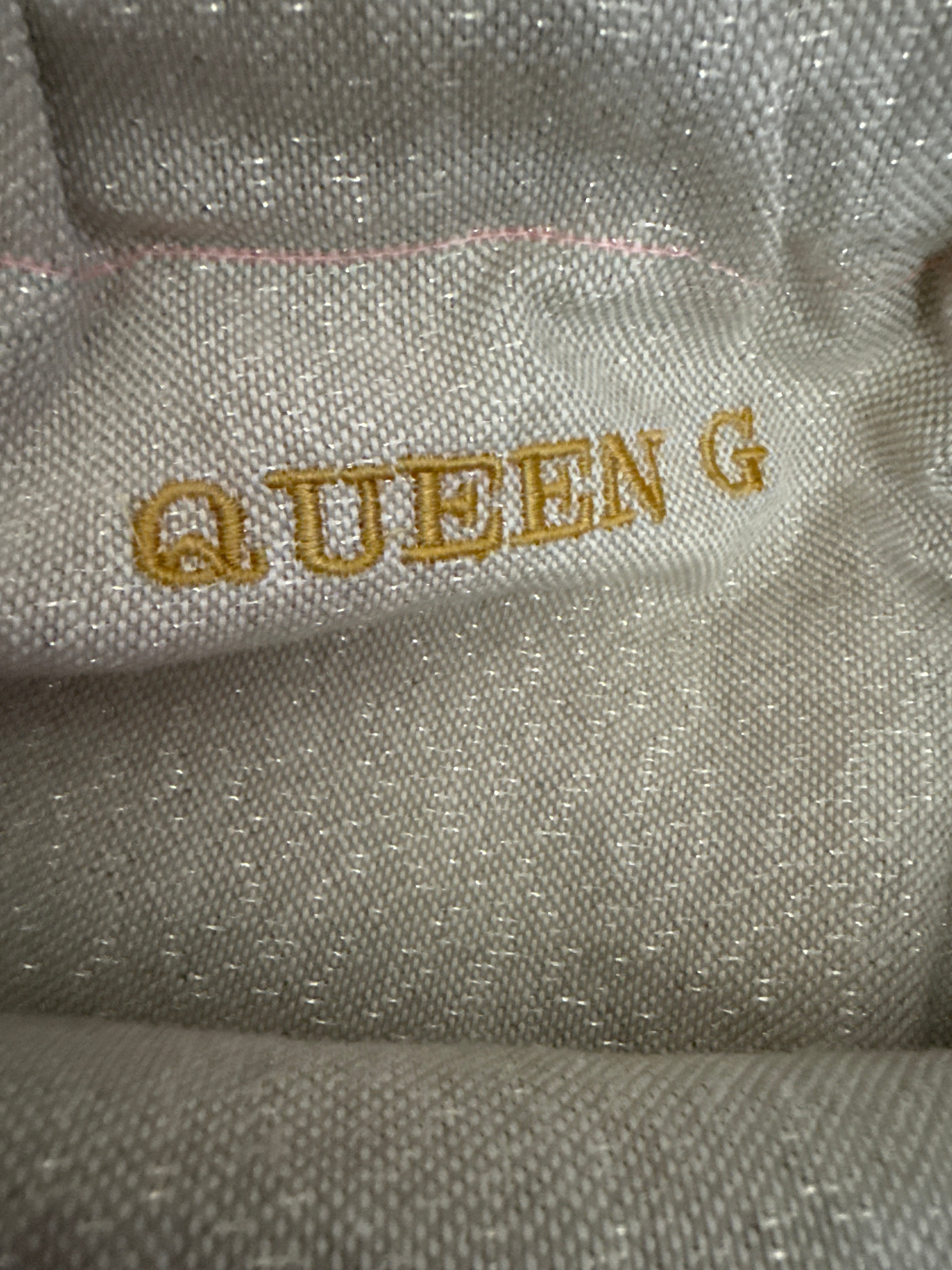 La Queen G 👑 éponge multicolore logo doré