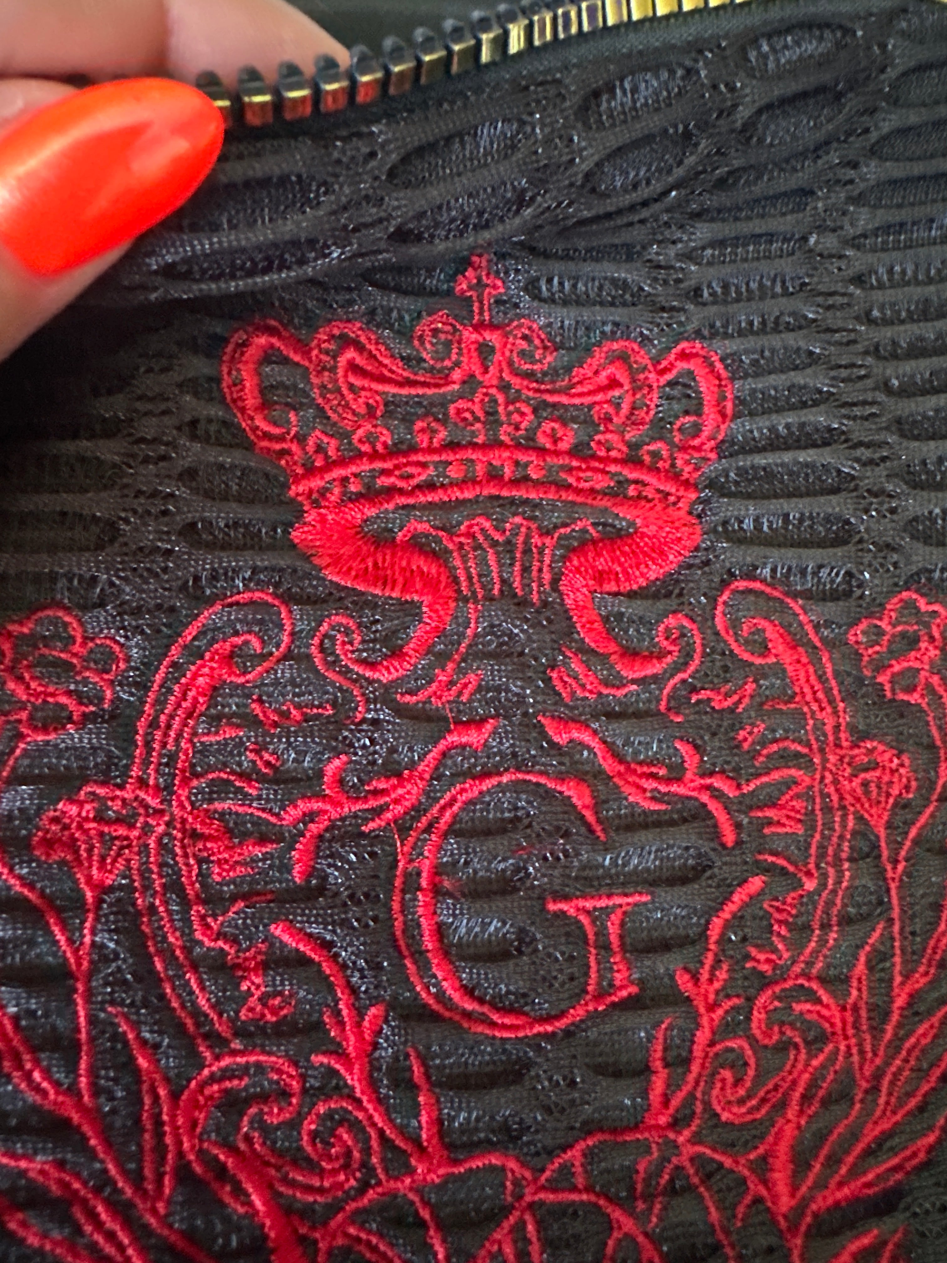 Pochette XL Noir doublure en cretonne enduite Noir et son logo Rouge