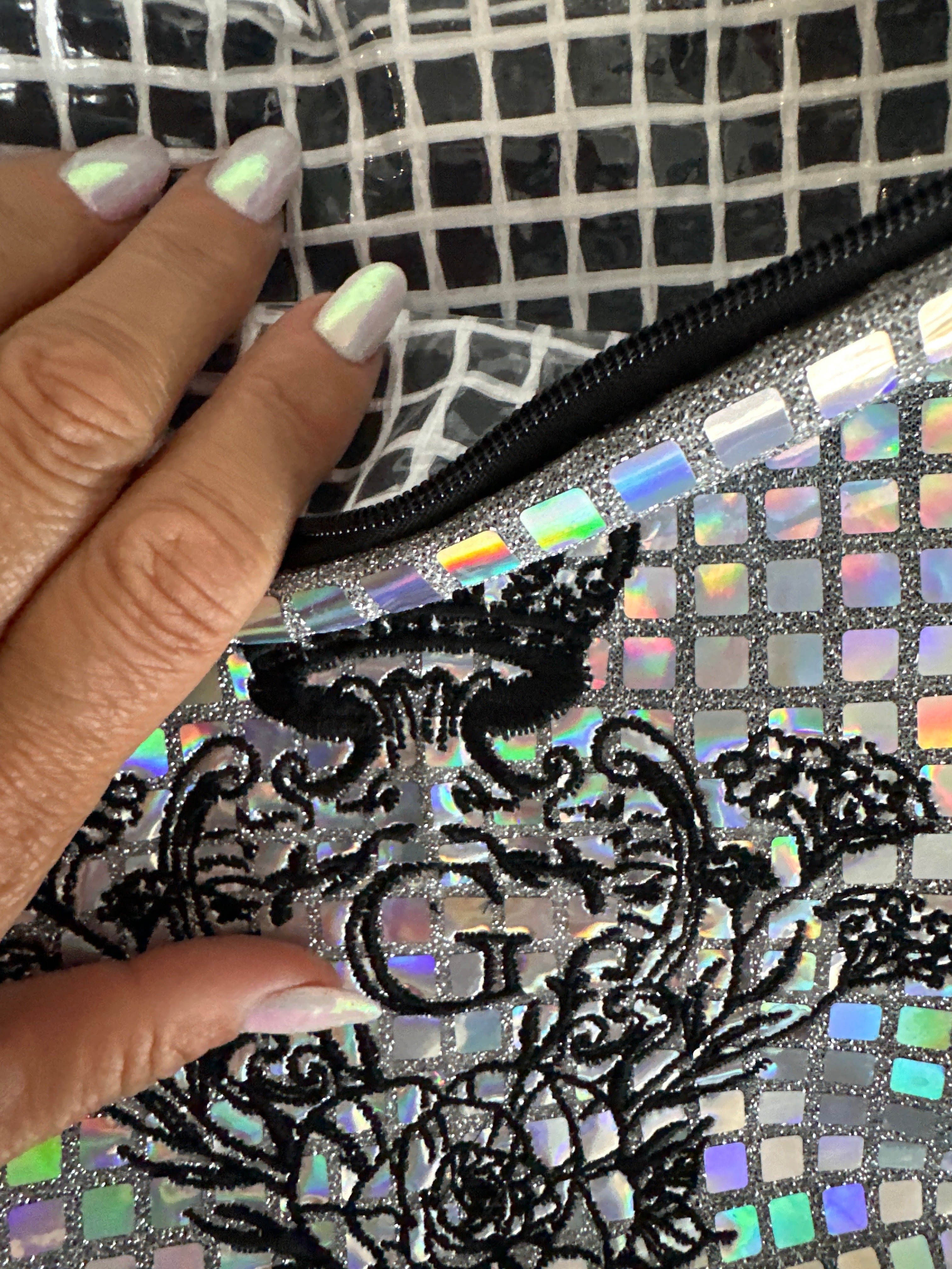 Pochette XL paillettes carrées argenté sa doublure transparente plastifiée et son logo Noir
