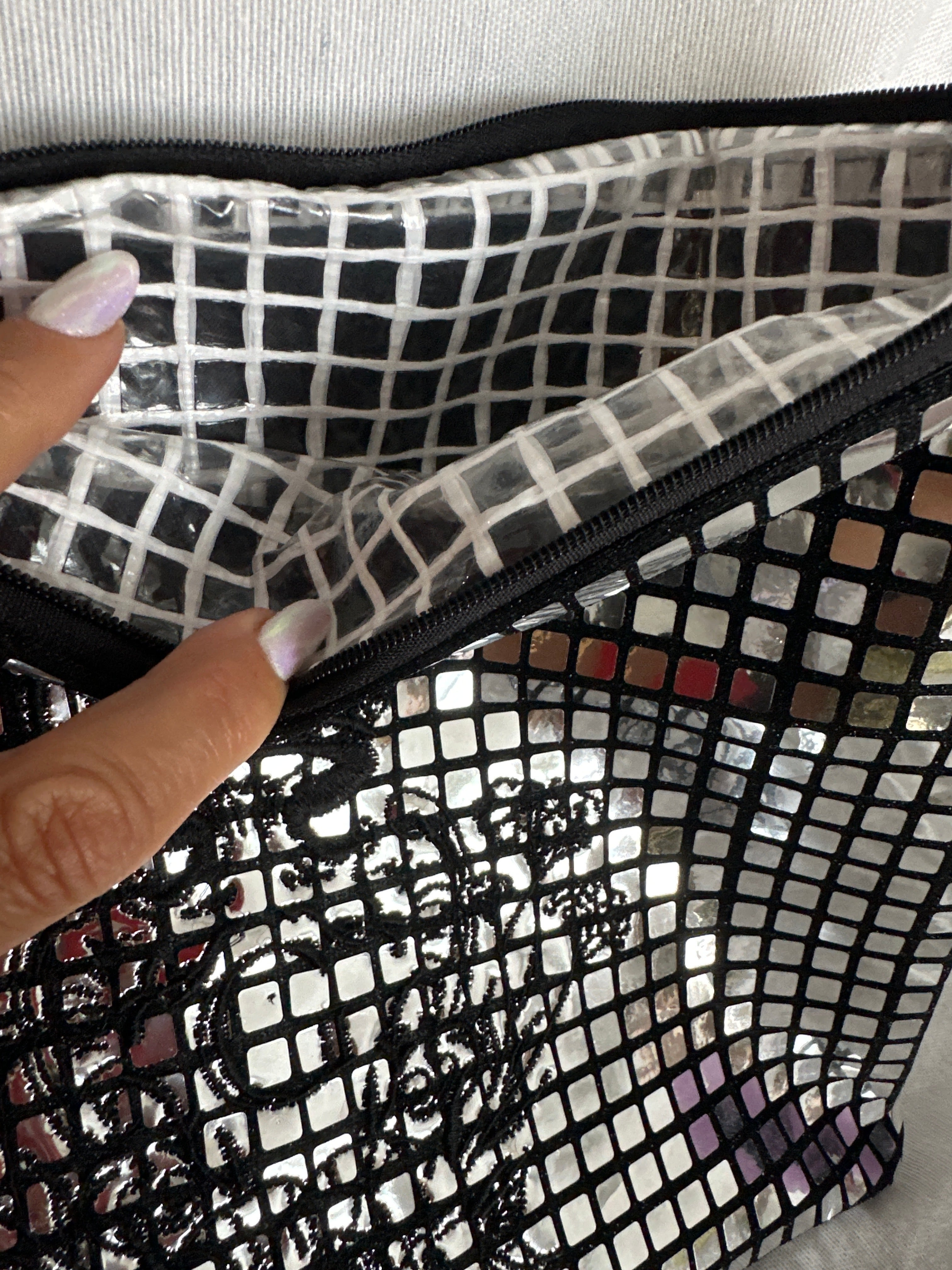 Pochette XL paillettes carrées Noir/argenté sa doublure transparente plastifiée et son logo Noir