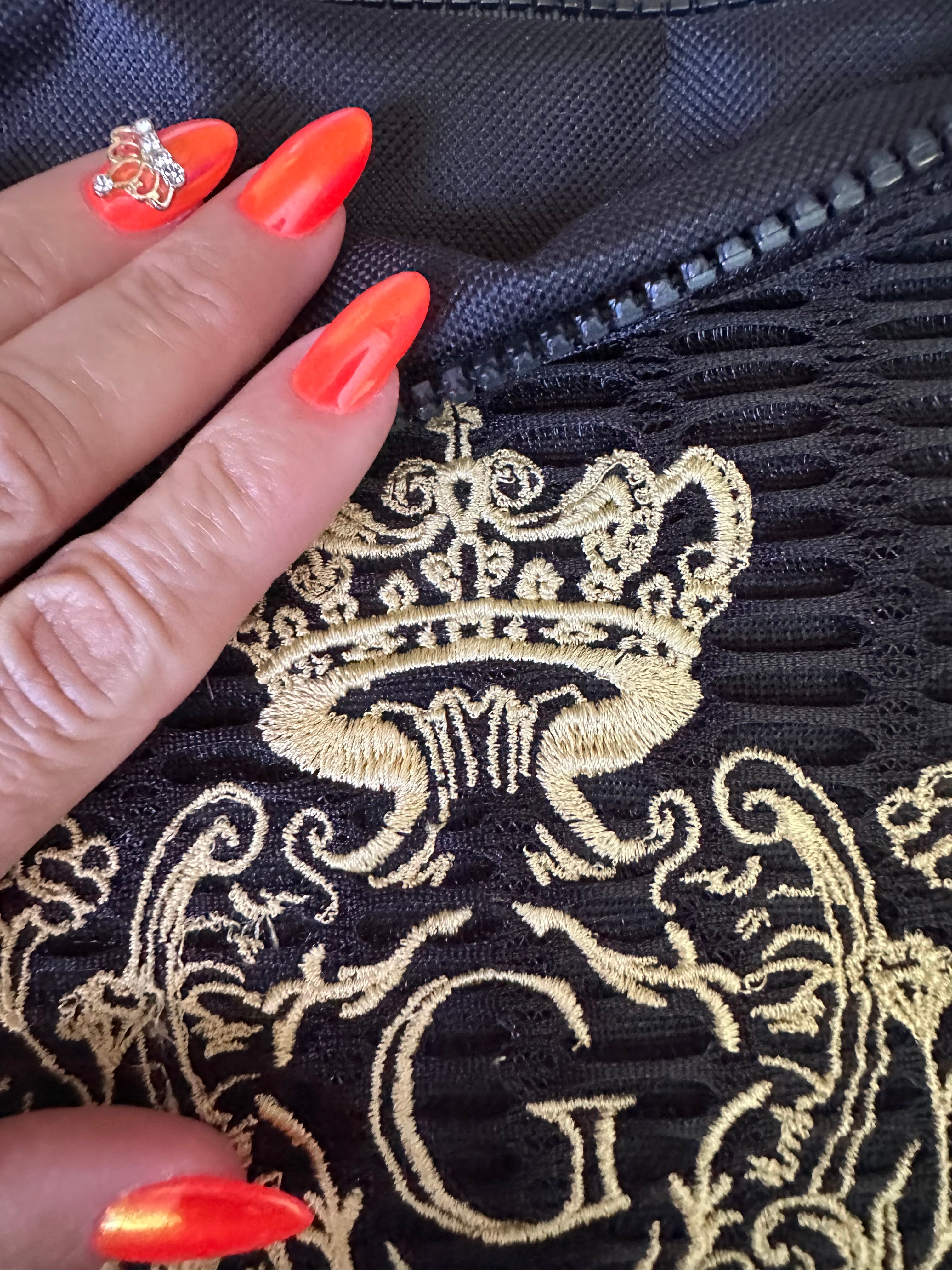 Pochette XL Noir doublure en cretonne enduite Noir et son logo Doré