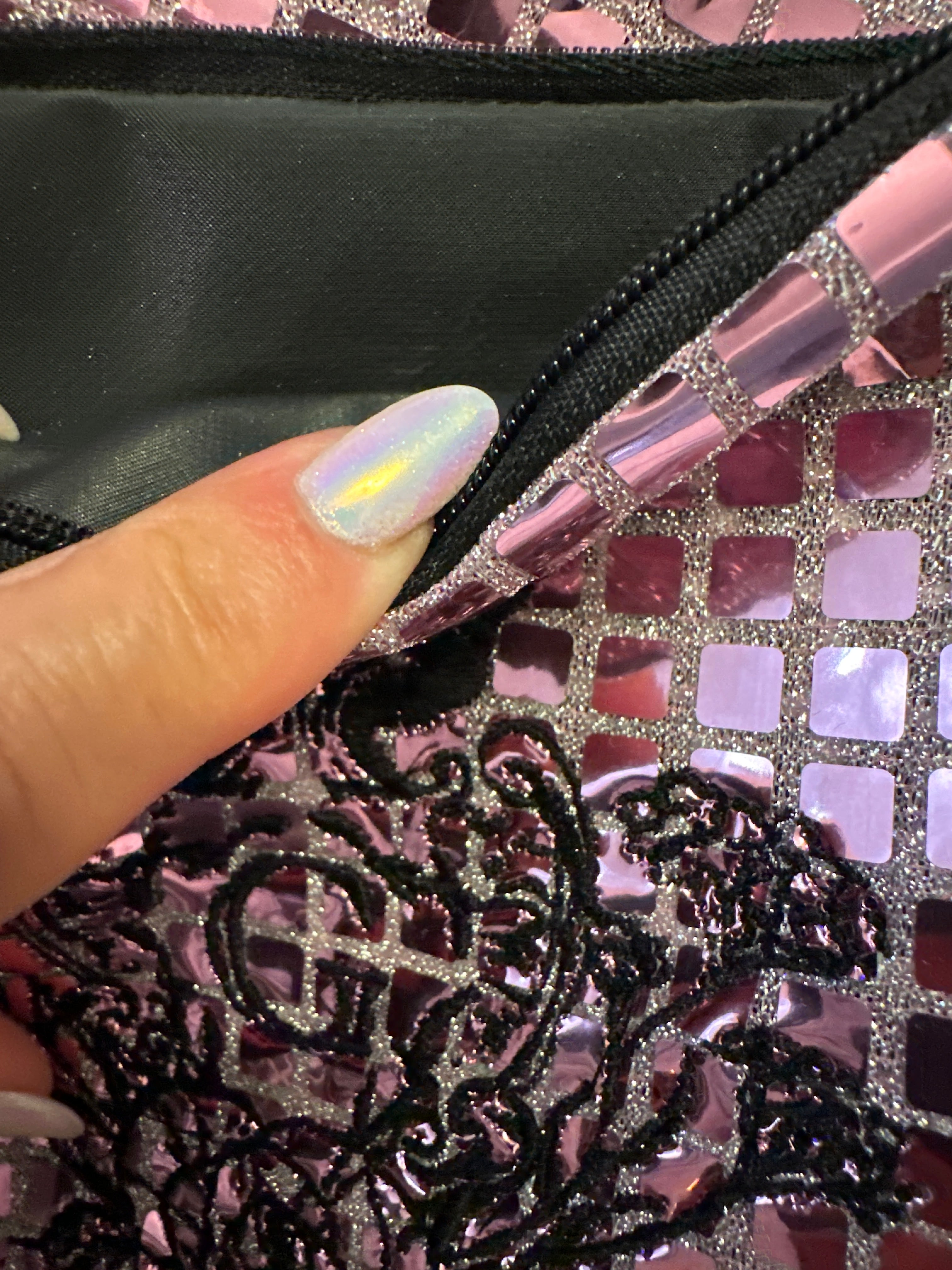 Pochette S paillettes carrées Rose sa doublure Noire et son logo Noir