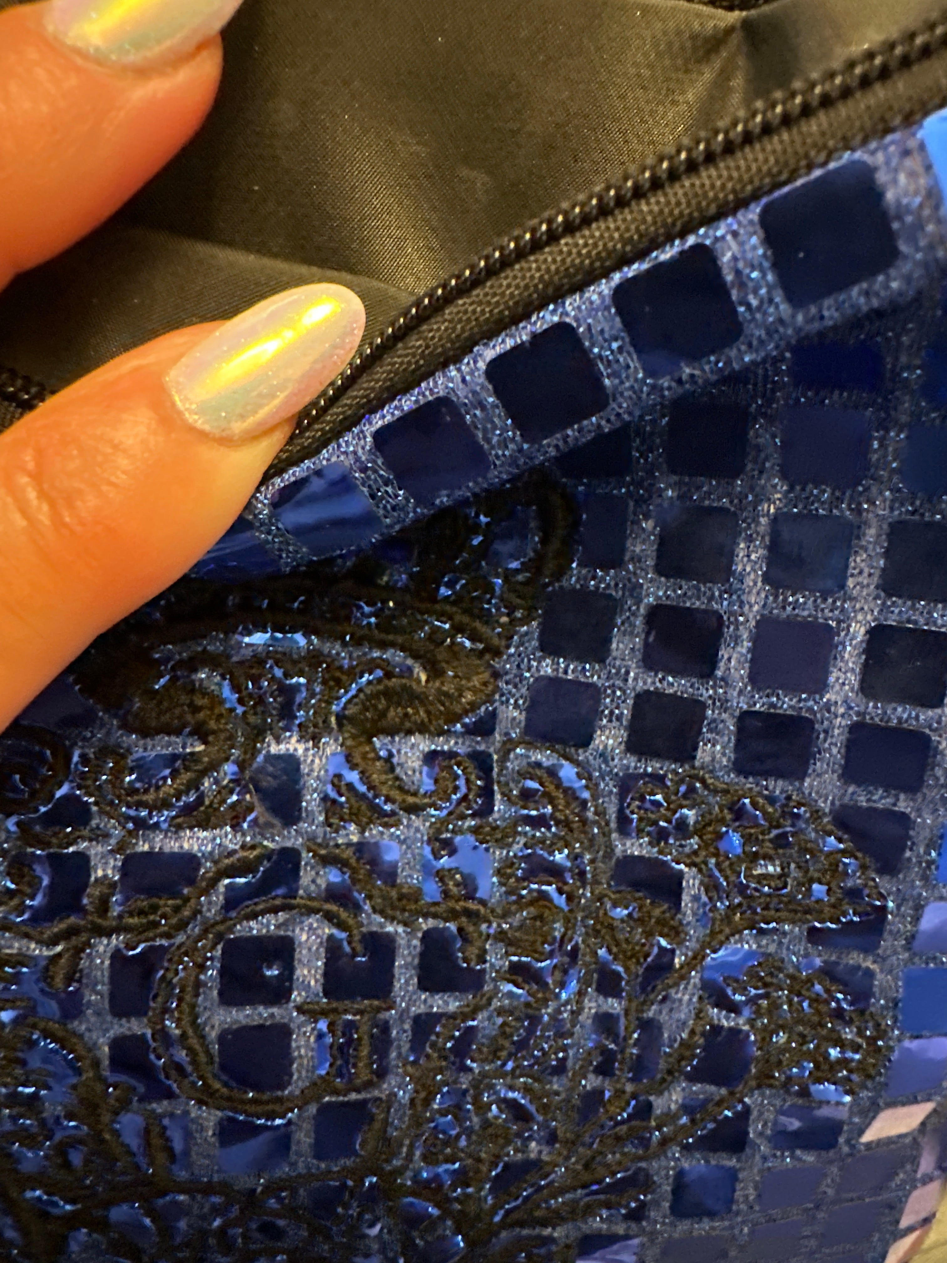 Pochette S paillettes carrées Bleu électrique sa doublure Noire et son logo Noir