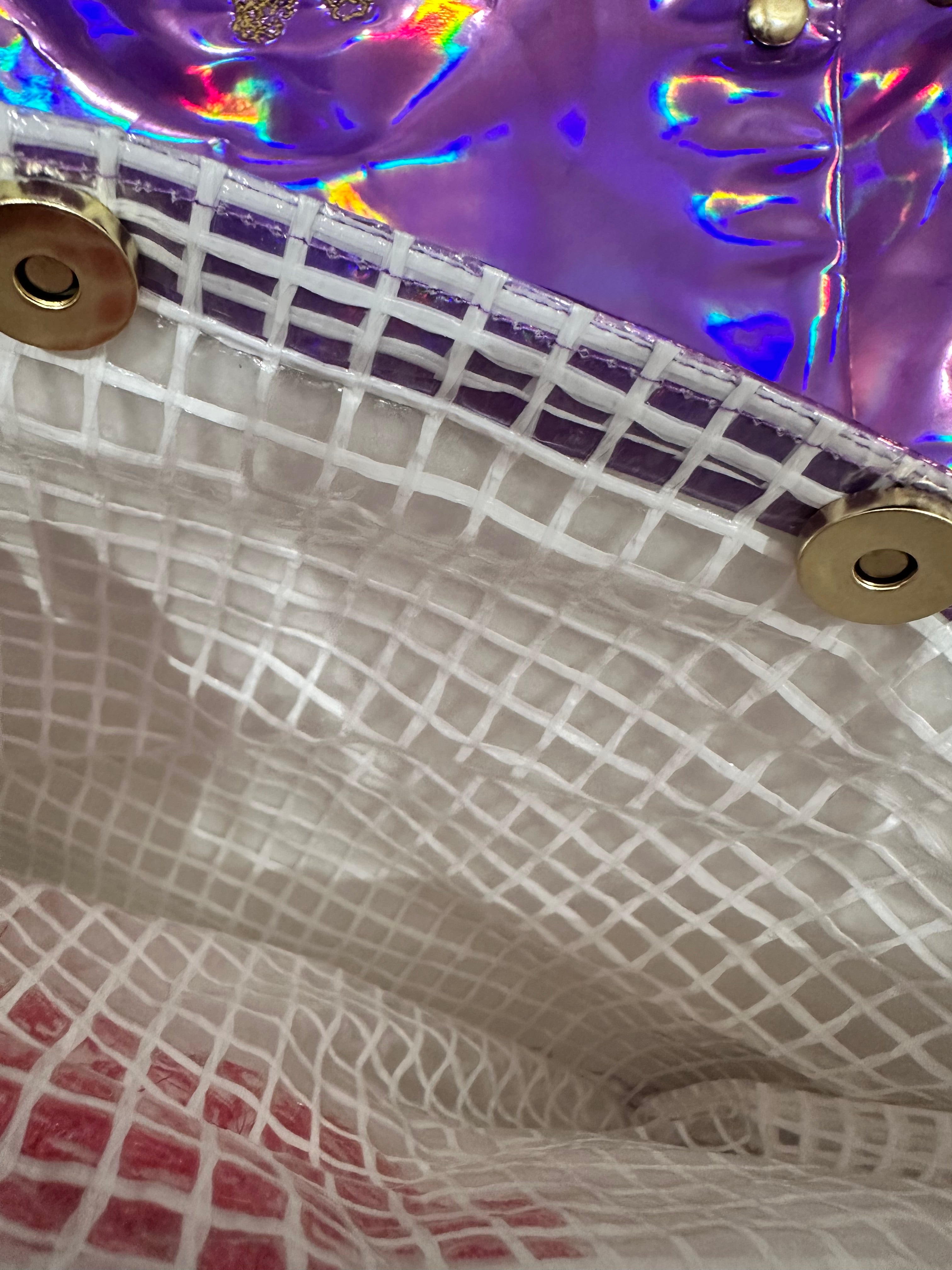 Pochette XL Violette en simili miroir avec sa doublure plastifié Blanche et son logo Orange Fluo (fermeture aimant)