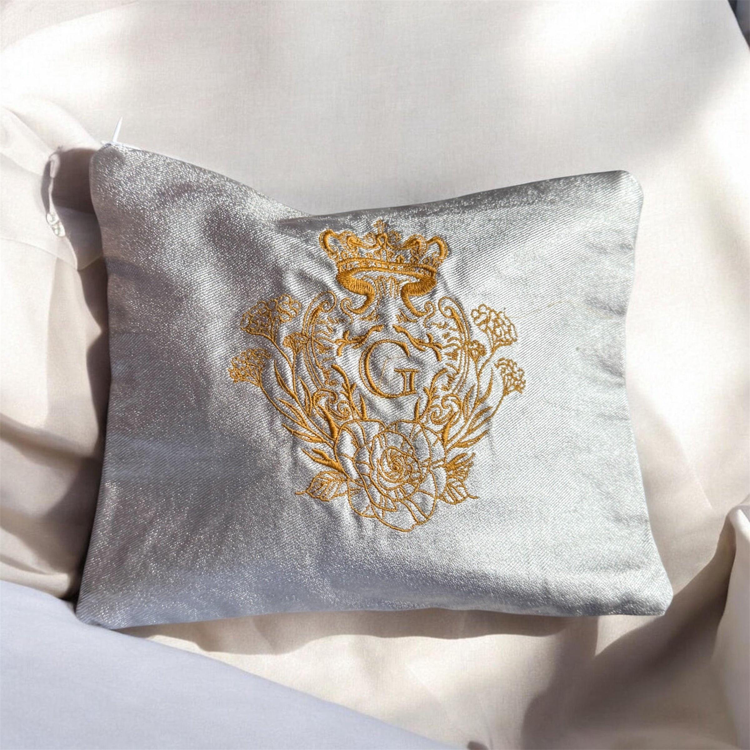Pochette XL argentée et son logo dorée