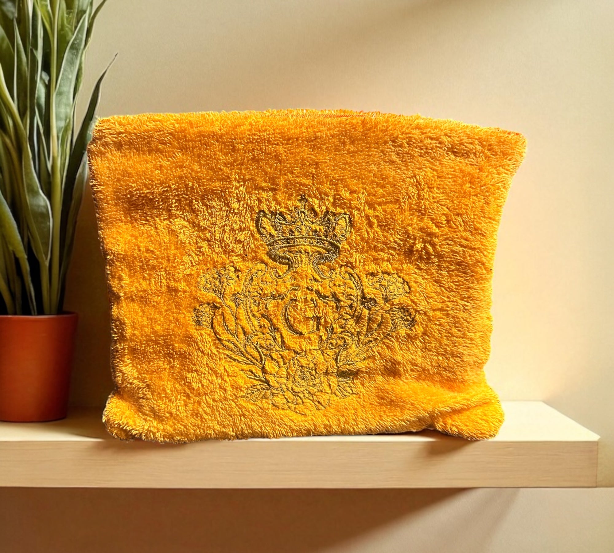 Pochette XL en éponge coton Orange  avec sa doublure en cretonne enduite orange et logo brodé Doré