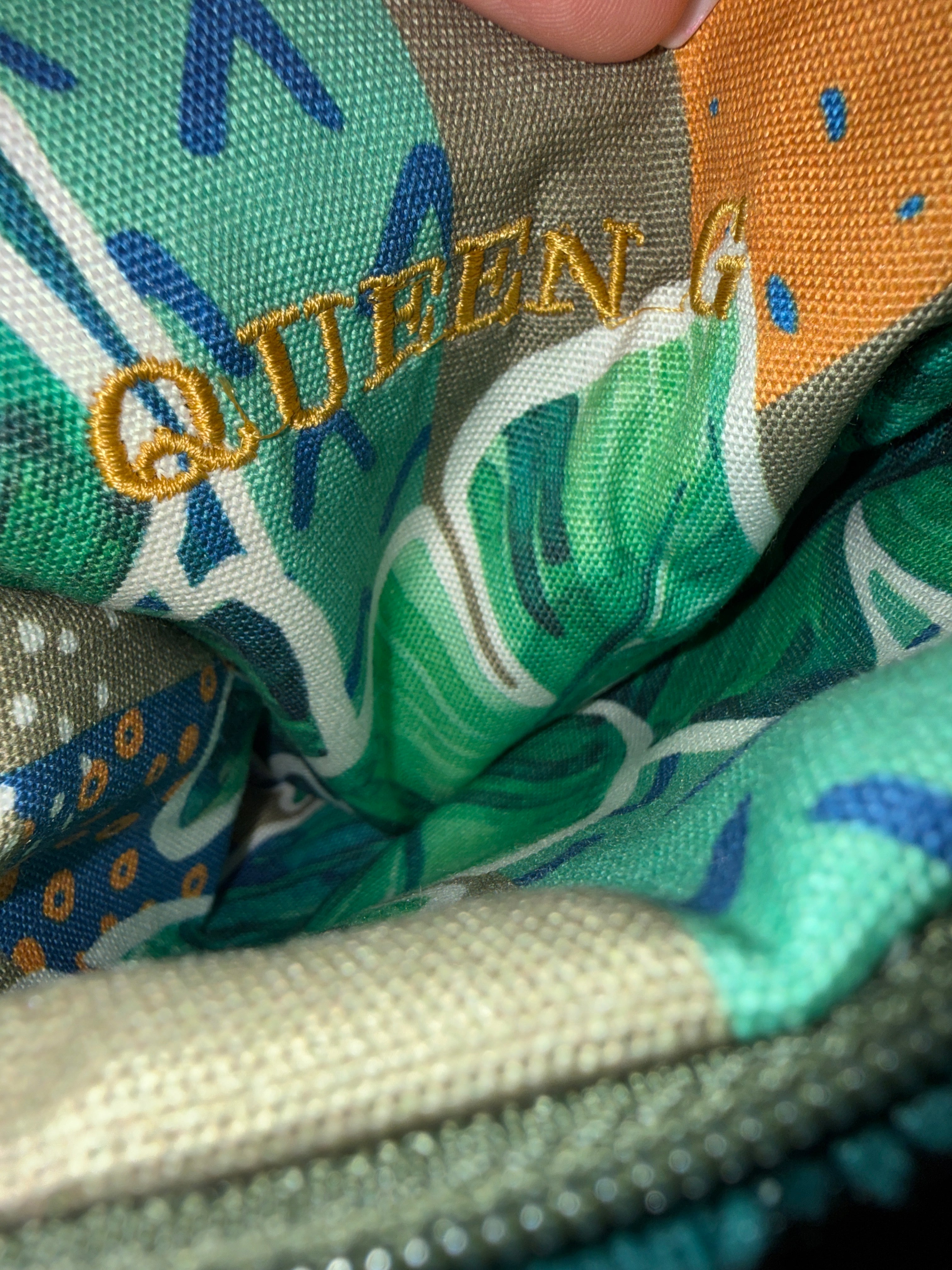 Pochette S en éponge Bambou vert sapin  intérieur en cretonne enduite Logo Doré
