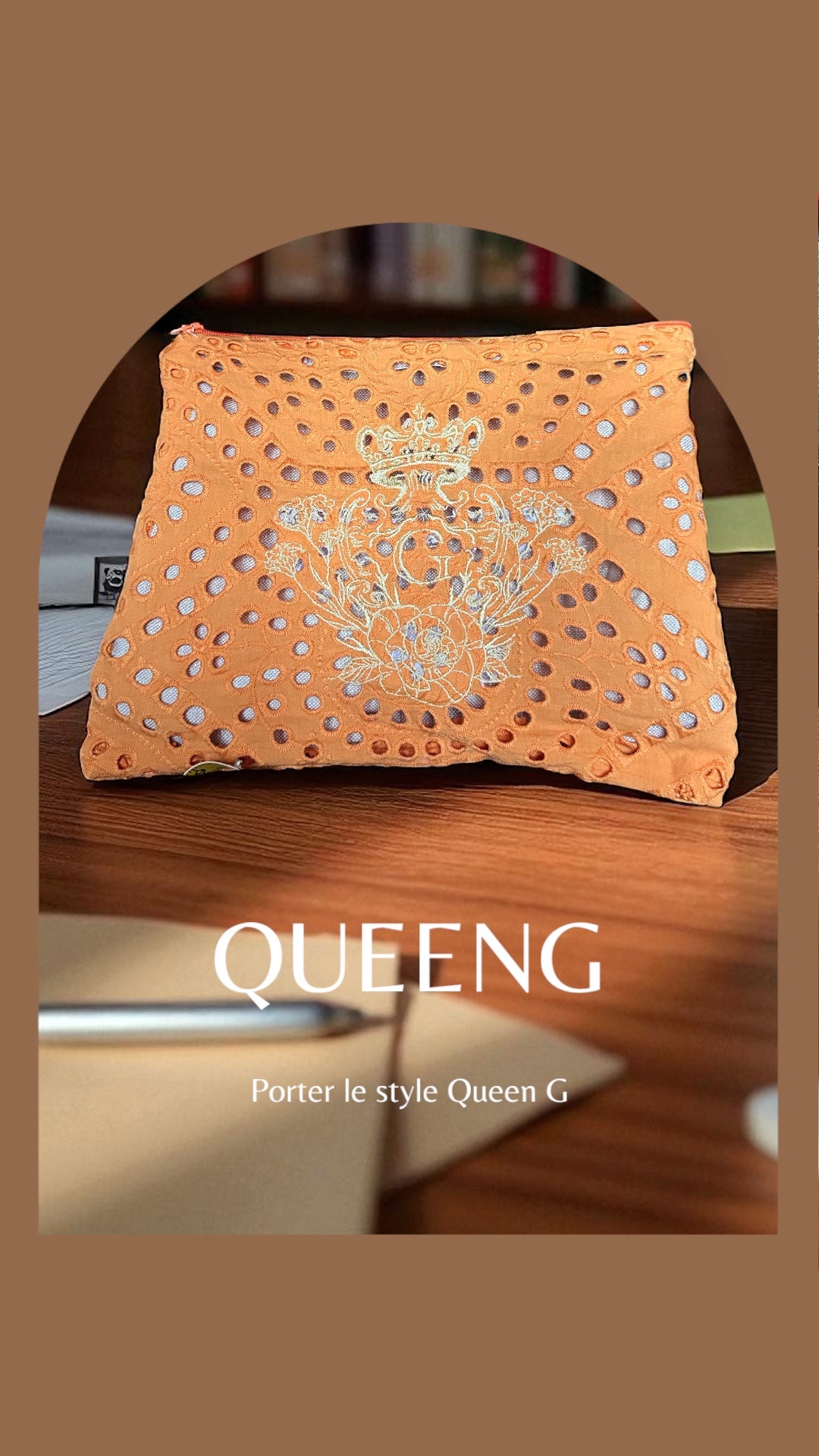 Pochette XL Orange doublure transparente plastifiée et son logo Doré